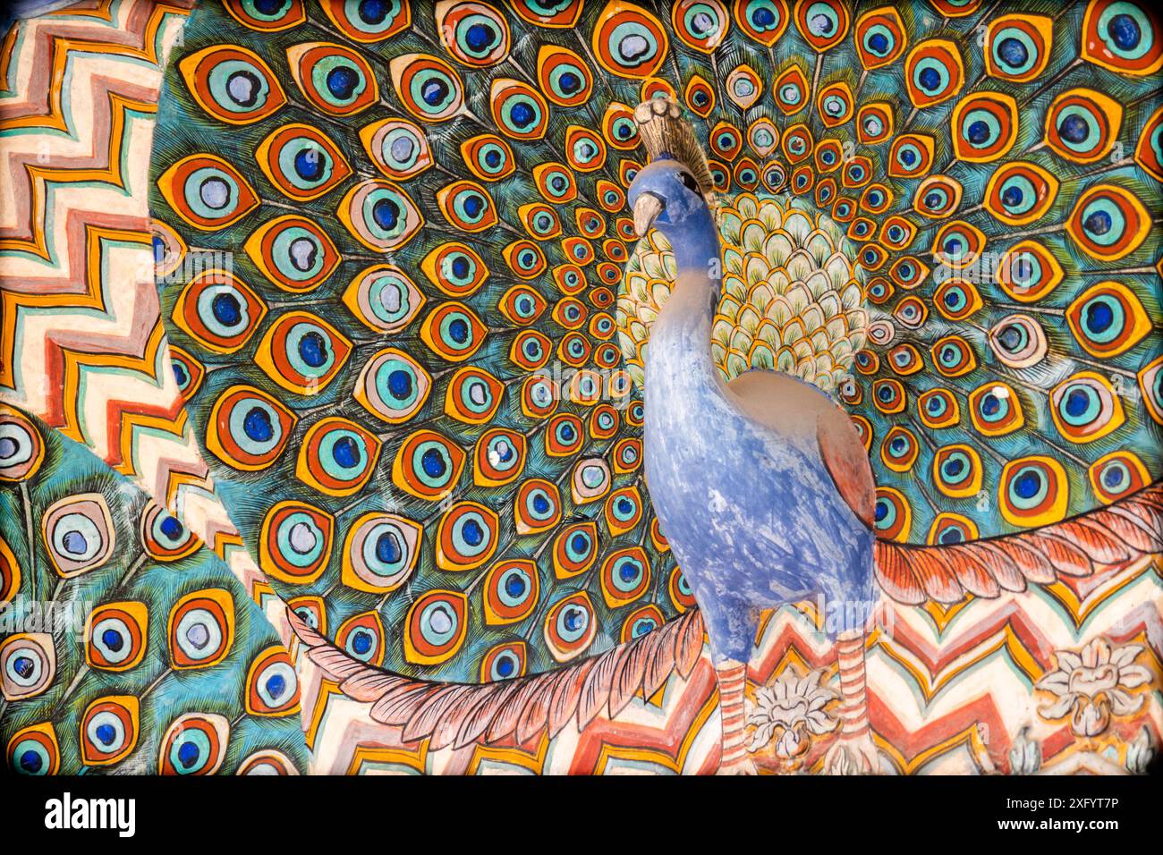 Eine lebendige Pfauenstatue im Jaipur Palace, Jaipur, Indien Stockfoto