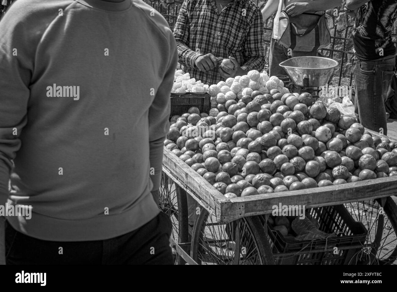 Die Straßen von Delhi, Indien, mit einer Person, die auf einem Markt läuft Stockfoto