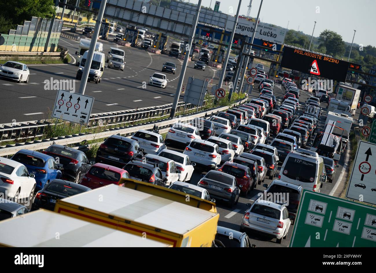 Zagreb, Kroatien. Juli 2024. Autos bilden am 05. Juli 2024 eine Warteschlange an einer Mautstation an der kroatischen Autobahn A1 in Lucko in Zagreb, Kroatien, als Touristenstars in Kroatien. Foto: Davor Puklavec/PIXSELL Credit: Pixsell/Alamy Live News Stockfoto