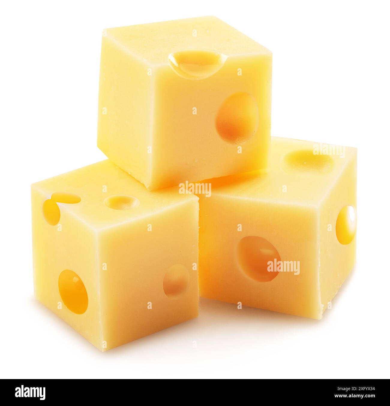 Emmentaler Käsewürfel mit Löchern auf weißem Hintergrund. Datei enthält Beschneidungspfad. Stockfoto