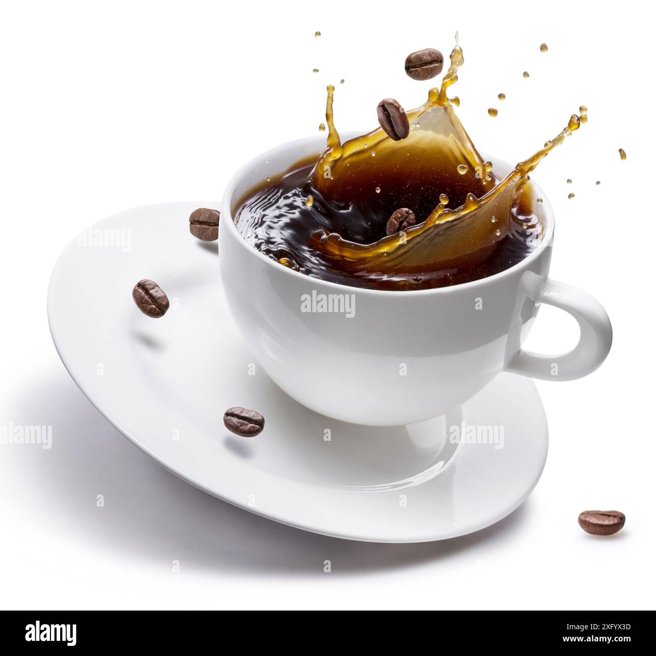 Kaffeegetränk und Kaffeebohnen spritzen aus einer Tasse Kaffee isoliert auf weißem Hintergrund. Konzeptionelles Bild des Kaffeegetränks. Stockfoto