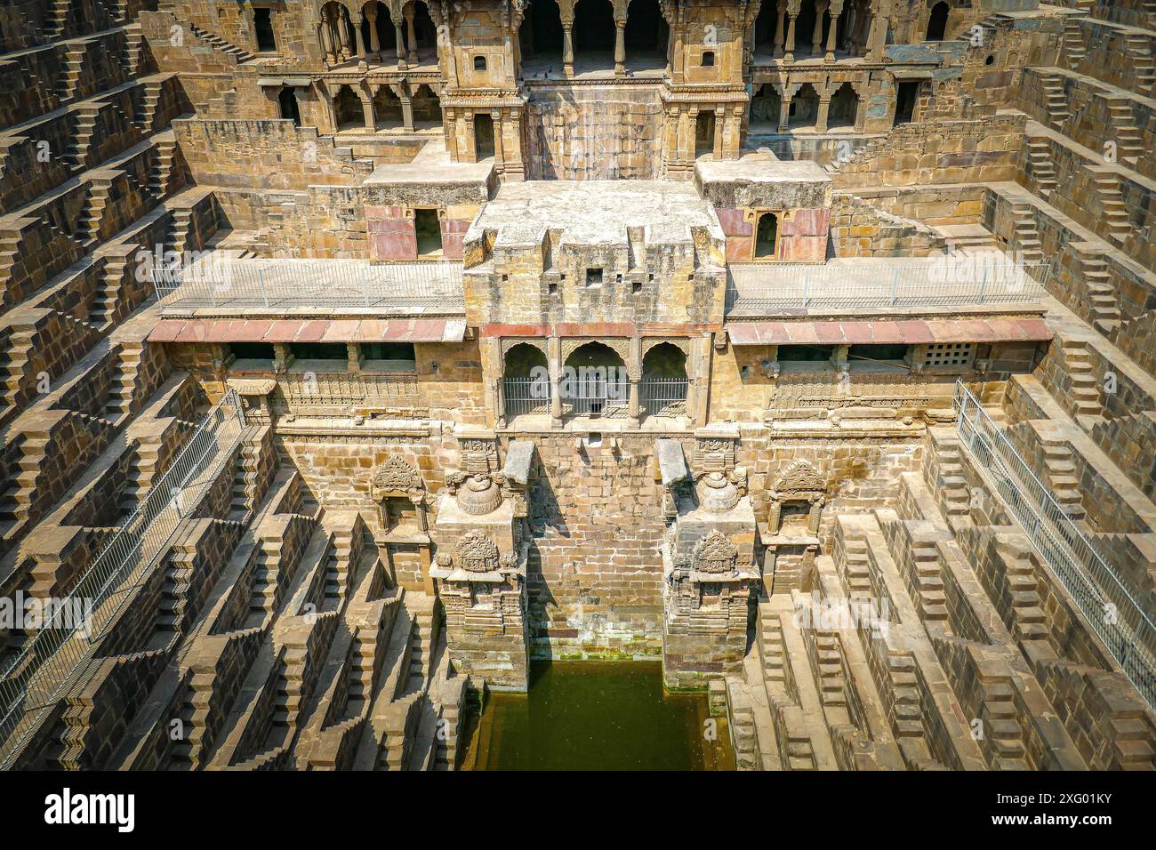 Ein Blick aus der Vogelperspektive auf den alten Chand Baori Steppbrunnen in Rajasthan, Indien, mit seiner komplexen Architektur Stockfoto