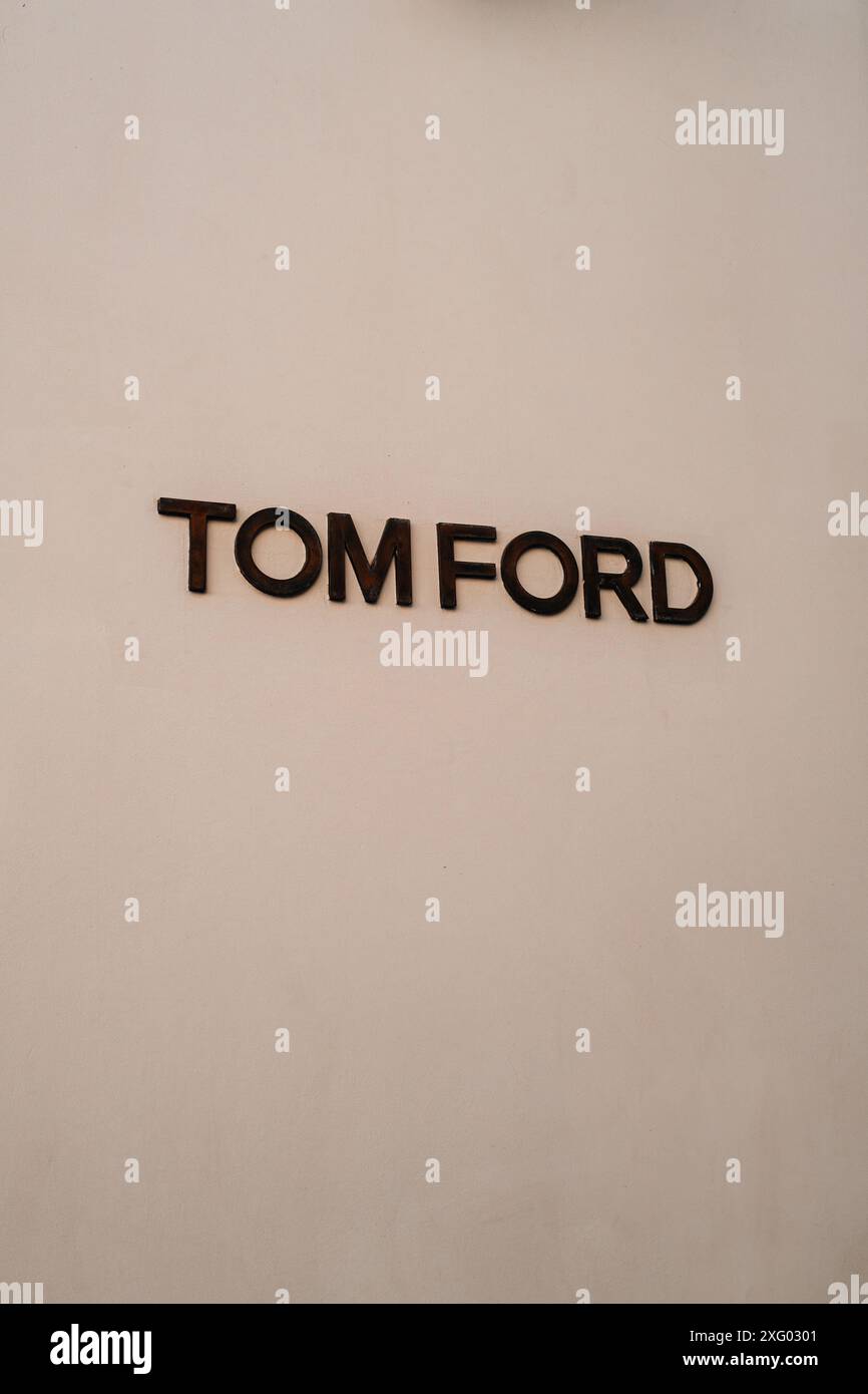 Logo einer berühmten Boutique Tom Ford auf weißem Hintergrund. Tom Ford ist ein luxuriöses Modehaus. Stockfoto