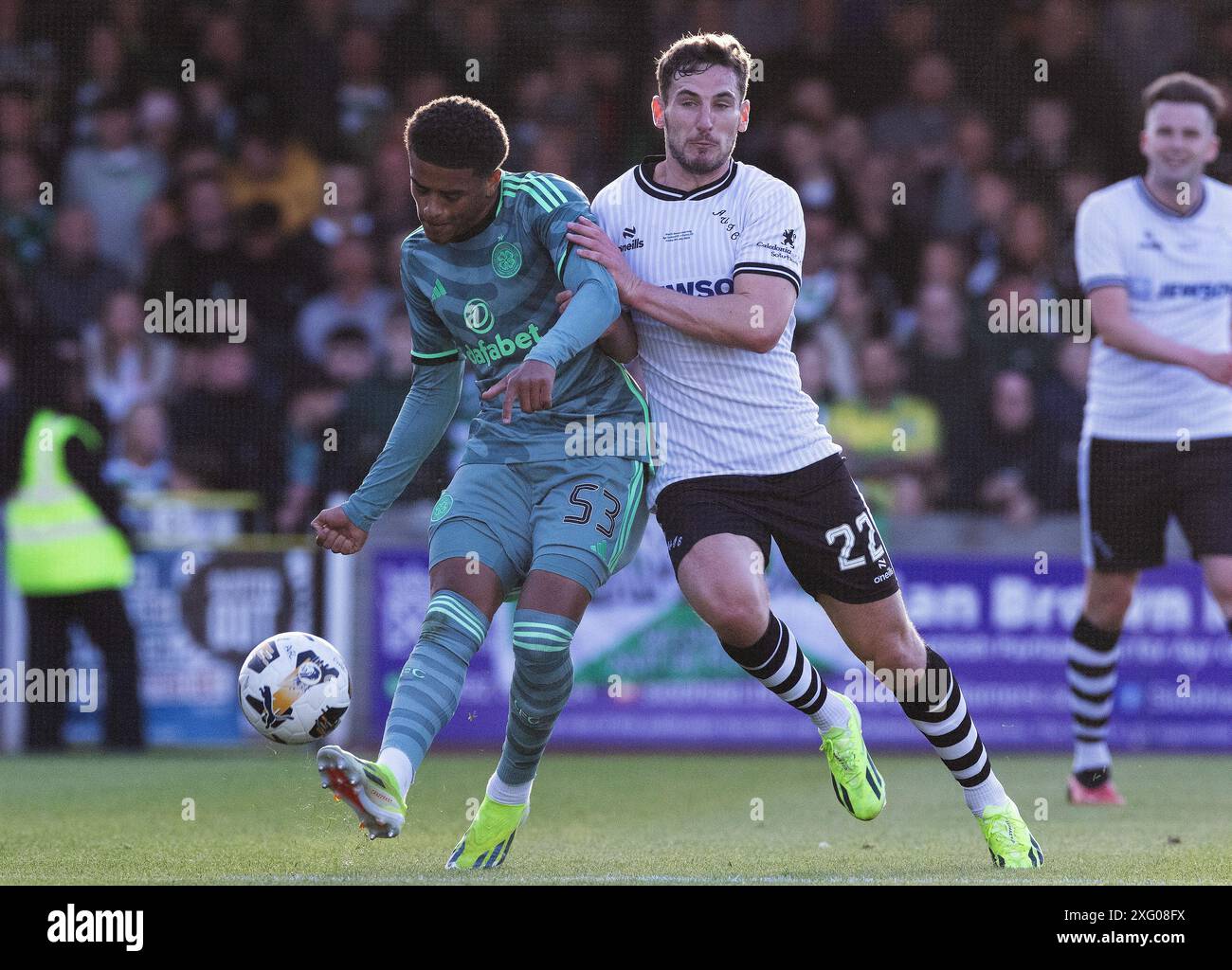 Celtic’s Kyle ure im Kampf gegen Mark McKenzie von Ayr United während des Freundschaftsspiels vor der Saison im Somerset Park Stadium, Ayr. Bilddatum: Freitag, 5. Juli 2024. Stockfoto