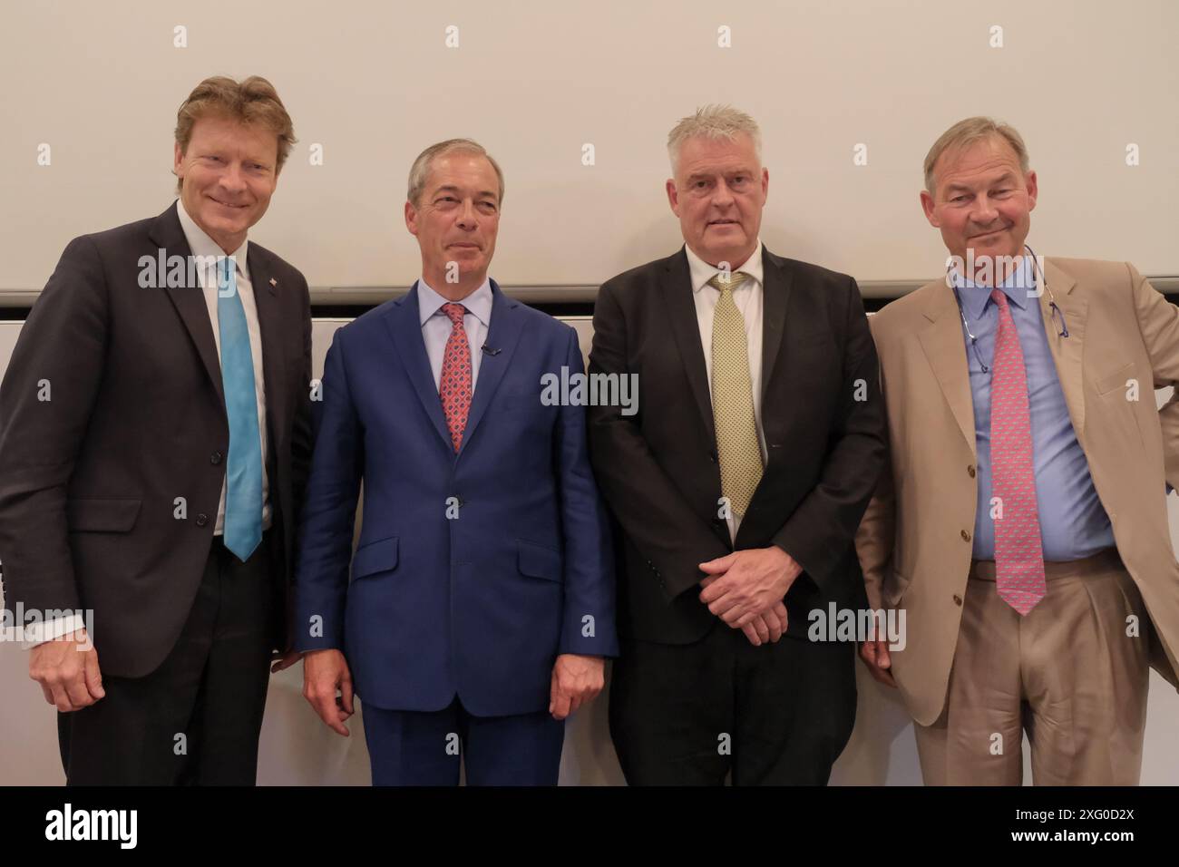 London, UK, 5. Juli 2024. Links nach rechts: Richard Tice, Nigel Farage, Lee Anderson und Rupert Lowe. Eine Reform UK Pressekonferenz fand in Westminster statt, nachdem die Partei vier Sitze bei den Parlamentswahlen 2024 (zum Zeitpunkt der Veranstaltung) gewonnen hatte. Es wurden Reden gehalten und Fragen von Mitgliedern der Medien gestellt. James McMurdock wurde einige Stunden später als fünfter Parlamentsabgeordneter bekannt gegeben und wurde für South Basildon und East Thurrock gewählt. Quelle: Eleventh Photography/Alamy Live News Stockfoto