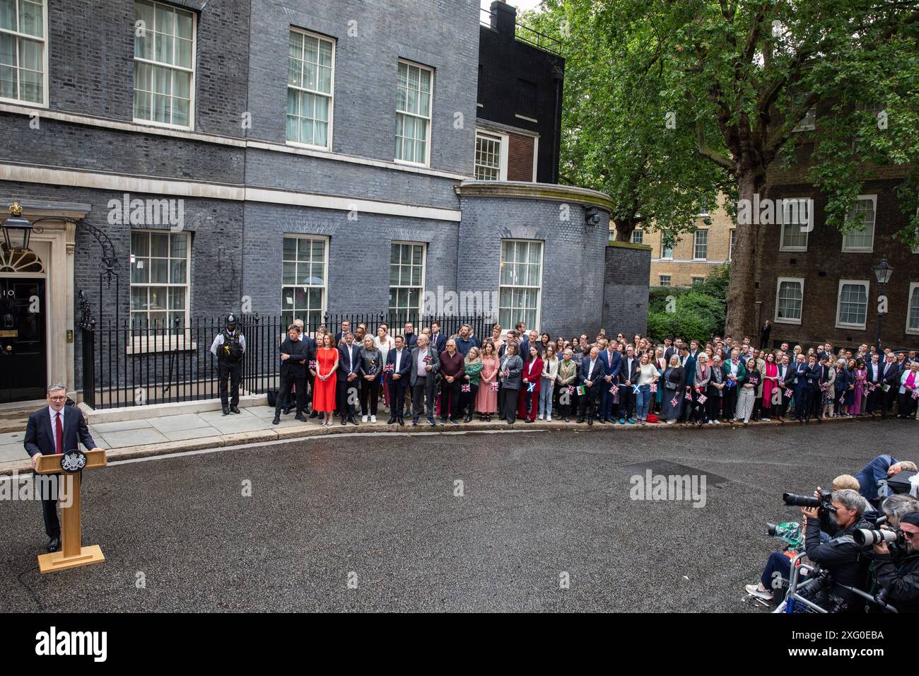 London, Großbritannien. Juli 2024. Sir Keir Starmer wird von seiner Frau Lady Starmer und seinen Unterstützern beobachtet, wie er vor der Downing Street 10 als Premierminister vor den Medien spricht, nachdem die Labour Party den Sieg bei den Parlamentswahlen gewonnen hatte. Die Labour Party gewann die Parlamentswahlen mit einem Erdrutsch und endete damit 14 Jahre konservativer Regierung. Quelle: Mark Kerrison/Alamy Live News Stockfoto