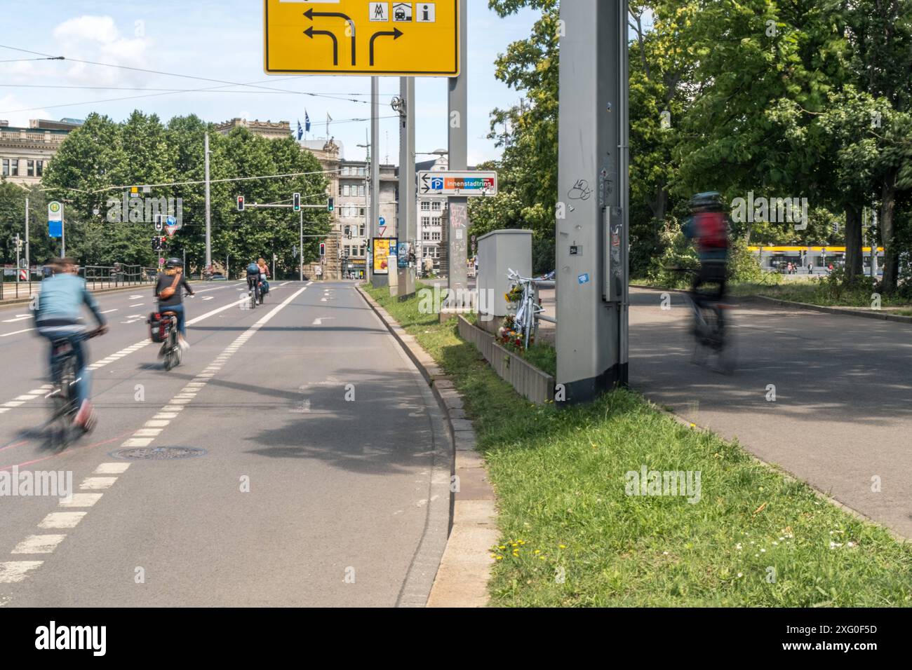 Eine Radfahrerin starb am 4. Juli 2024 am Leipziger Wilhelm Leuschner Platz als eine LKW Fahrerin die Radspur zur Abbiegespur kreuzen müssen und die Radfahrerin übersah. Am Tag nach dem Unfall legen Personen an der Unfallstelle Kerzen und Blumen nieder. Ein weißes Fahrrad wurde zur Mahnung und Erinnerung aufgestellt Gedenken Radfahrerin *** Ein Radfahrer starb am 4. Juli 2024 auf dem Wilhelm Leuschner Platz in Leipzig, als ein LKW-Fahrer den Radweg zur Abbiegestur überqueren musste und den Radfahrer am Tag nach dem Unfall übersah. die Leute legten Kerzen und Blumen am Unfallort ab Stockfoto