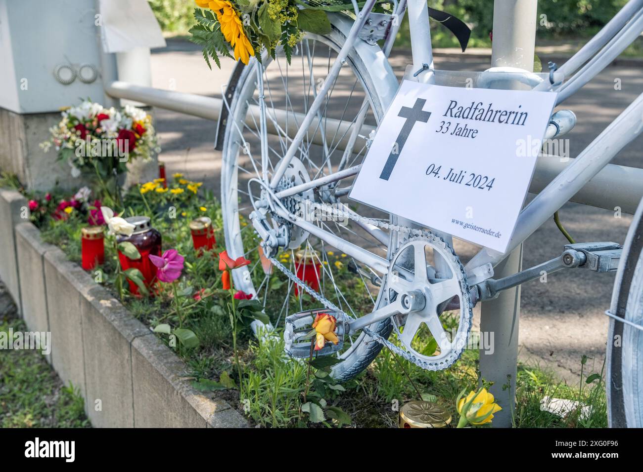 Eine Radfahrerin starb am 4. Juli 2024 am Leipziger Wilhelm Leuschner Platz als eine LKW Fahrerin die Radspur zur Abbiegespur kreuzen müssen und die Radfahrerin übersah. Am Tag nach dem Unfall legen Personen an der Unfallstelle Kerzen und Blumen nieder. Ein weißes Fahrrad wurde zur Mahnung und Erinnerung aufgestellt Gedenken Radfahrerin *** Ein Radfahrer starb am 4. Juli 2024 auf dem Wilhelm Leuschner Platz in Leipzig, als ein LKW-Fahrer den Radweg zur Abbiegestur überqueren musste und den Radfahrer am Tag nach dem Unfall übersah. die Leute legten Kerzen und Blumen am Unfallort ab Stockfoto