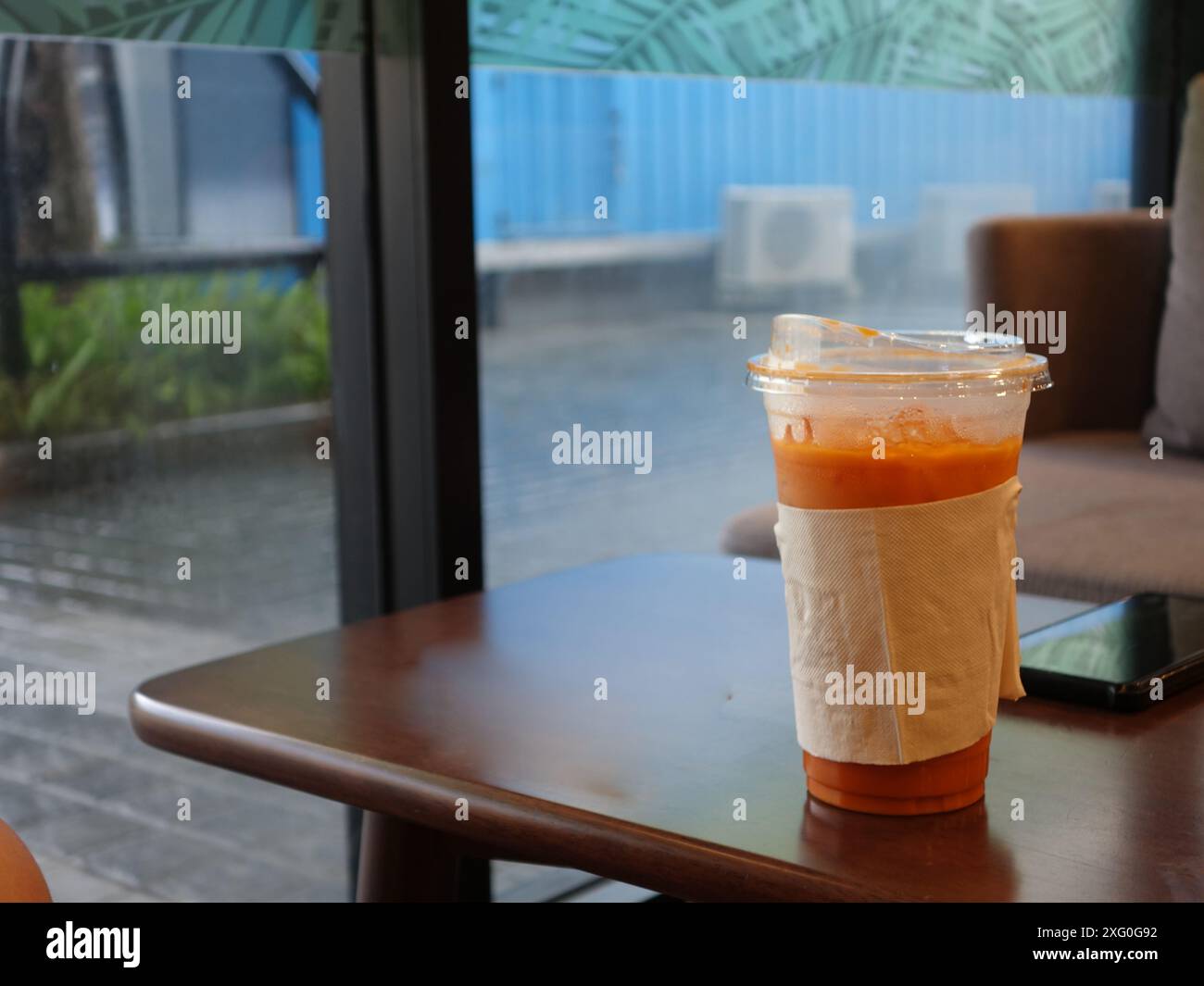 Eismilchtee im Café mit sanftem Licht. Stockfoto
