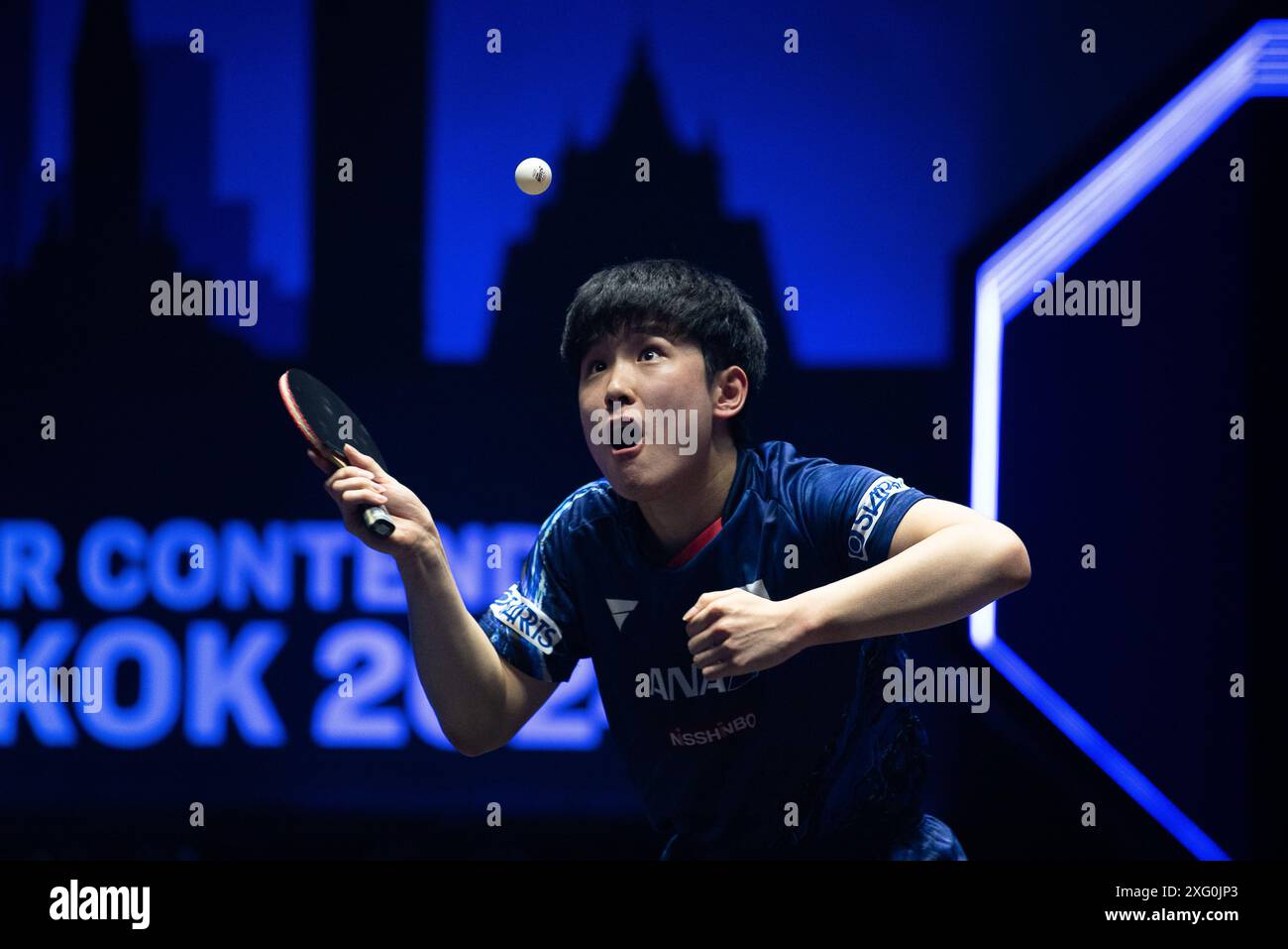 Bangkok, Thailand. Juli 2024. Tomokazu Harimoto (Japan) spielt gegen Chan Baldwin aus Hongkong (nicht abgebildet) während der Tischtennis-Einzelrunde 32 im World Table Tennis Star Contender Bangkok 2024 im Huamark Indoor Stadium. Tomokazu Harimoto gewann Chan Baldwin 3-1 (11:4, 11:7, 8:11, 11:9) Credit: SOPA Images Limited/Alamy Live News Stockfoto