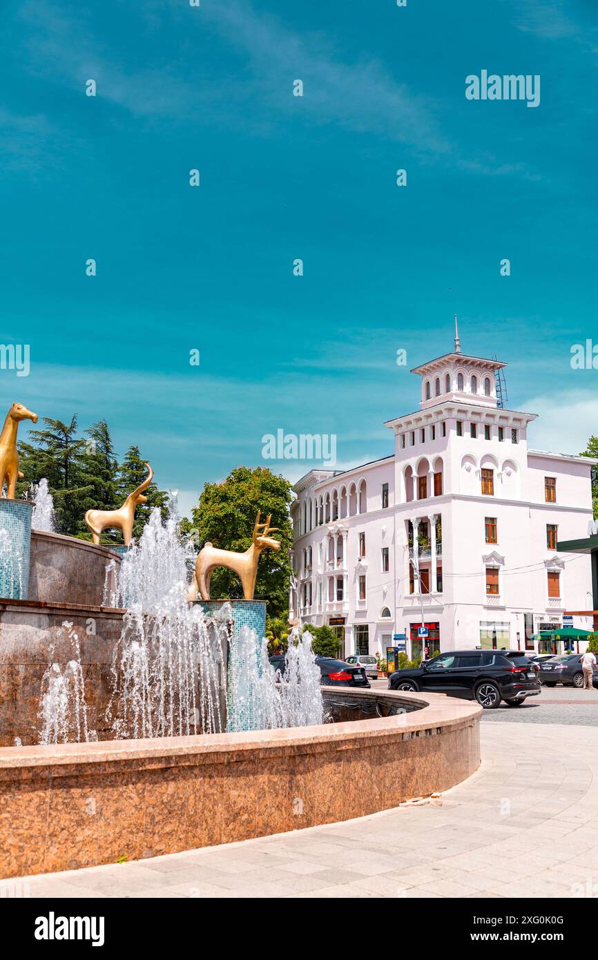 Kutaisi, Georgien - 15. Juni 2024: Kolchis oder Kolkha-Brunnen mit dreißig Tierstatuen, die das alte georgische Erbe darstellen, auf dem Centra Stockfoto