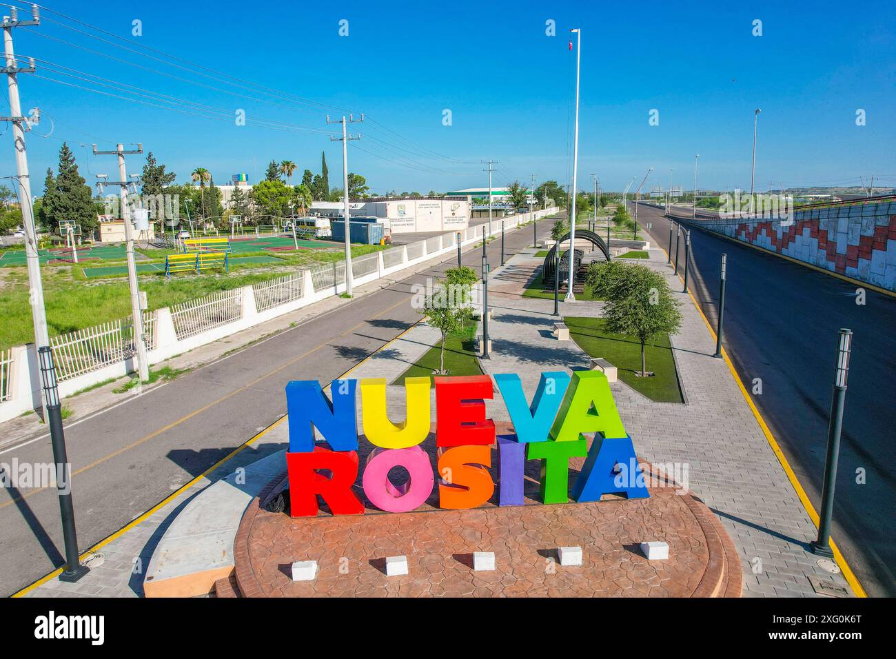 Monumentale farbige Buchstaben in Nueva Rosita mexikanischer