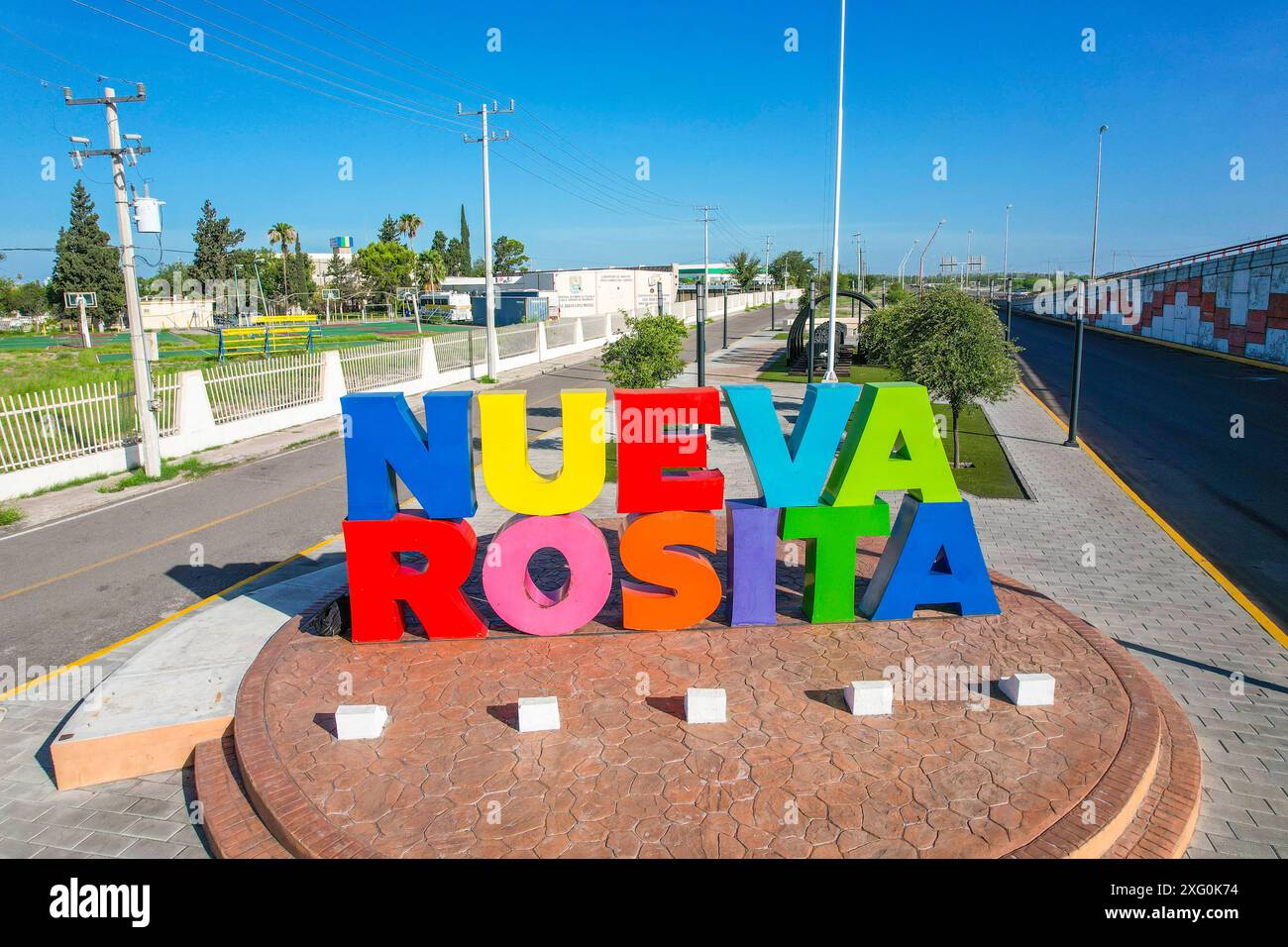 Monumentale farbige Buchstaben in Nueva Rosita mexikanischer