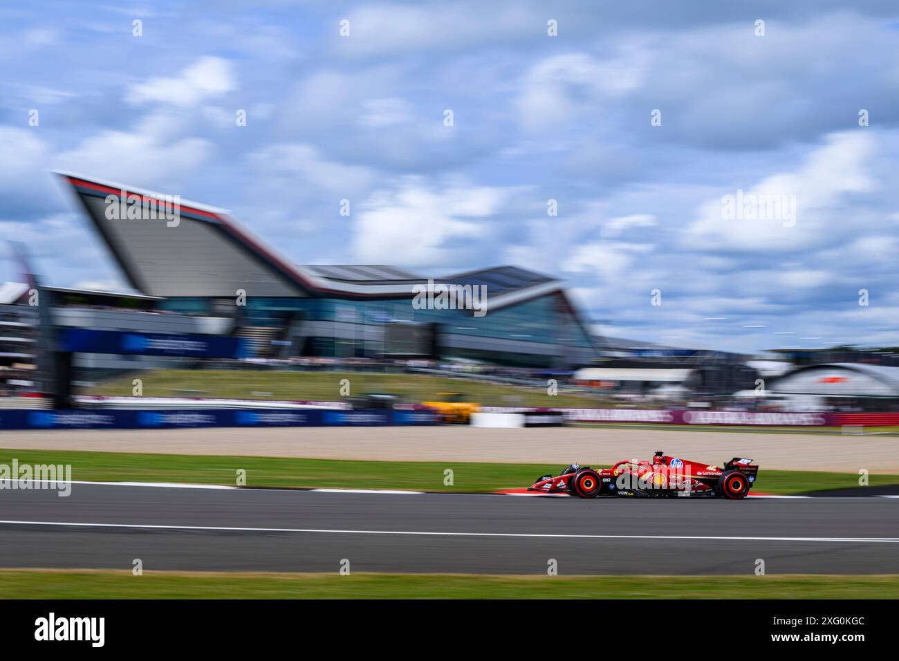 NORTHAMPTONSHIRE, VEREINIGTES KÖNIGREICH. Juli 24. Charles Leclerc (Monaco) von Scuderia Ferrari tritt in der heutigen Praxis 2 während des Grand Prix 2024 von Qatar Airways auf dem Silverstone Circuit am Freitag, den 05. Juli 2024 in NORTHAMPTONSHIRE, ENGLAND, auf. Quelle: Taka G Wu/Alamy Live News Stockfoto