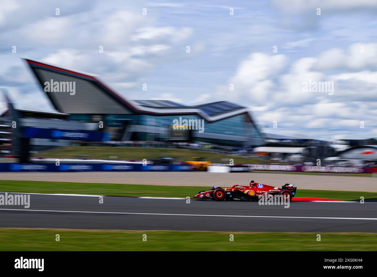 NORTHAMPTONSHIRE, VEREINIGTES KÖNIGREICH. Juli 24. Charles Leclerc (Monaco) von Scuderia Ferrari tritt in der heutigen Praxis 2 während des Grand Prix 2024 von Qatar Airways auf dem Silverstone Circuit am Freitag, den 05. Juli 2024 in NORTHAMPTONSHIRE, ENGLAND, auf. Quelle: Taka G Wu/Alamy Live News Stockfoto