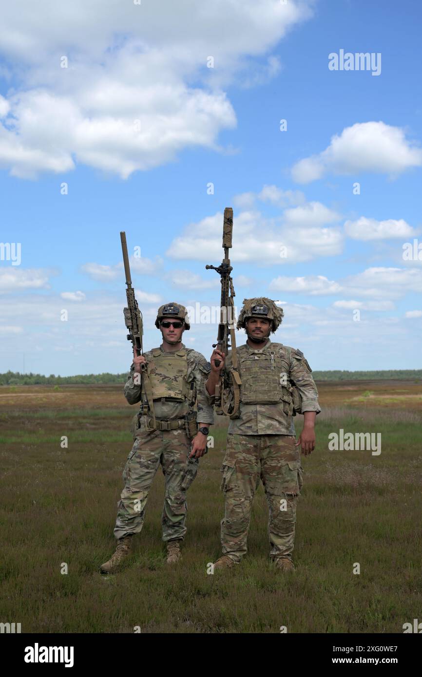 Corben Terceira und Sgt. Iahn Figueroa, beide dem 1. Geschwader, 91. Kavallerie-Regiment, 173. Luftlandebrigade, angehören, treten am dänischen Internationalen Scharfschützenwettbewerb in Borris, Dänemark, vom 24. Bis 27. Juni 2024 an. An der Veranstaltung nahmen 32 Teams aus 14 Verbündeten und Partnerländern Teil, die in ganz Europa stationiert waren. (Foto der US-Armee von Kevin Sterling Payne) Stockfoto