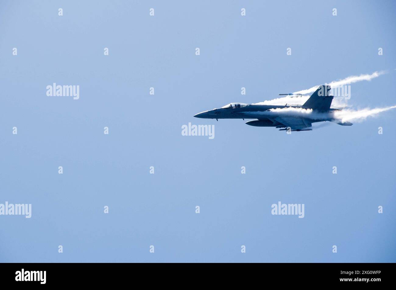 240703-N-VY281-1069 PAZIFISCHER OZEAN (3. Juli 2024) eine F/A-18E Super Hornet, die der Royal Maces of Strike Fighter Squadron (VFA) 27 angehört, fliegt in der Nähe des einzigen vorwärtsgerichteten Flugzeugträgers der US Navy, USS Ronald Reagan (CVN 76), während des Luftkampftrainings im Pazifik am 3. Juli. Die Royal Maces führen Luftangriffe und Eskortenmissionen durch, sowie Schiffe, Kampfgruppen und Geheimdienste. Ronald Reagan, das Flaggschiff der Carrier Strike Group 5, stellt eine kampfbereite Truppe zur Verfügung, die die Vereinigten Staaten schützt und verteidigt und Verbündete unterstützt Stockfoto 240703-N-VY281-1069 PAZIFISCHER OZEAN (3. Juli 2024) eine F/A-18E Super Hornet, die der Royal Maces of Strike Fighter Squadron (VFA) 27 angehört, fliegt in der Nähe des einzigen vorwärtsgerichteten Flugzeugträgers der US Navy, USS Ronald Reagan (CVN 76), während des Luftkampftrainings im Pazifik am 3. Juli. Die Royal Maces führen Luftangriffe und Eskortenmissionen durch, sowie Schiffe, Kampfgruppen und Geheimdienste. Ronald Reagan, das Flaggschiff der Carrier Strike Group 5, stellt eine kampfbereite Truppe zur Verfügung, die die Vereinigten Staaten schützt und verteidigt und Verbündete unterstützt Stockfoto