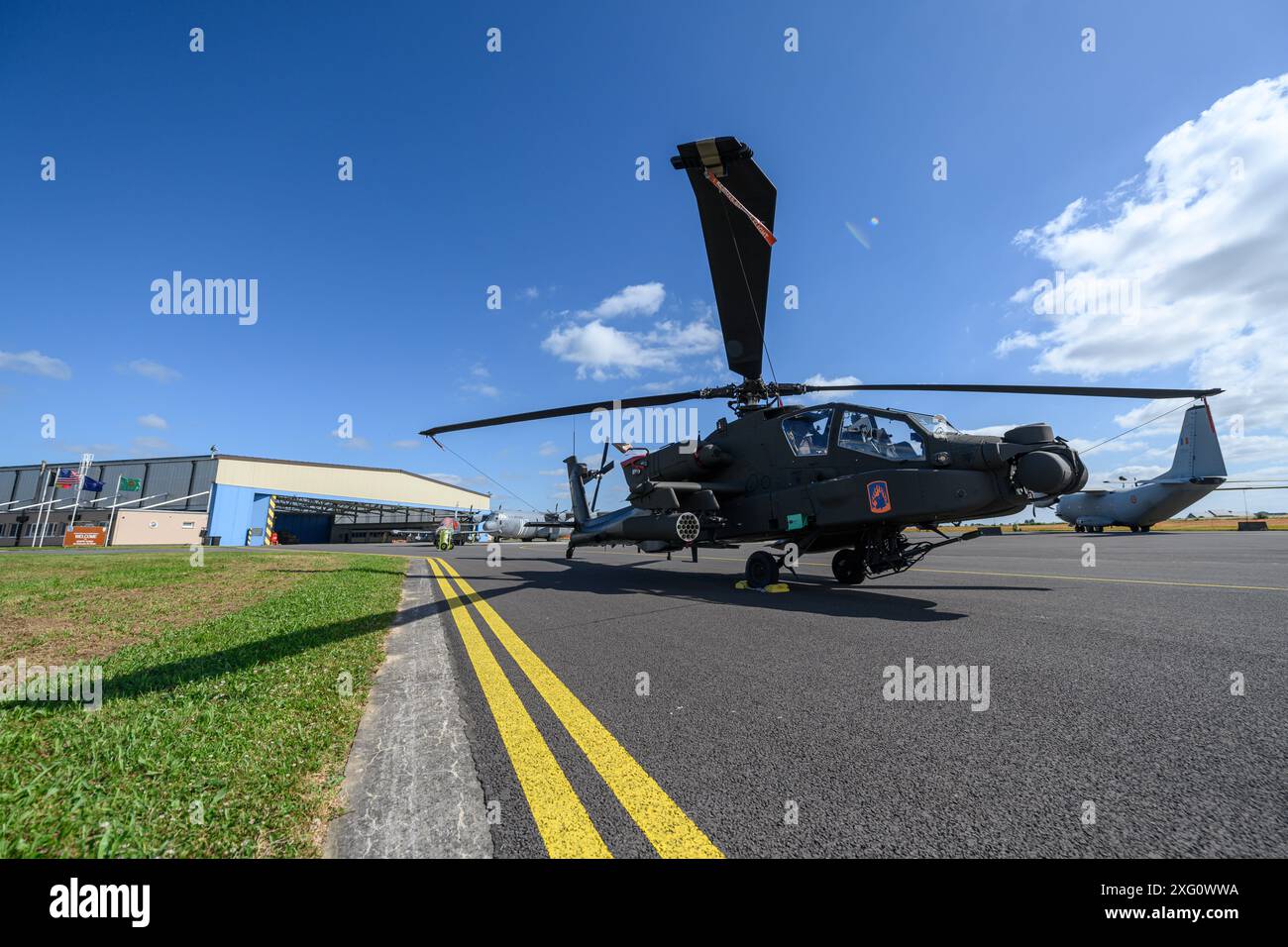 Ein AH-64 Apache-Hubschrauber der 12. Kampfluftbrigade der US Army ist für das SHAPE International Air fest auf der Chièvres Air Base, Belgien, am 28. Juni 2024 in statischer FORM ausgestellt. (Foto der US-Armee von Pierre-Etienne Courtejoie) Stockfoto