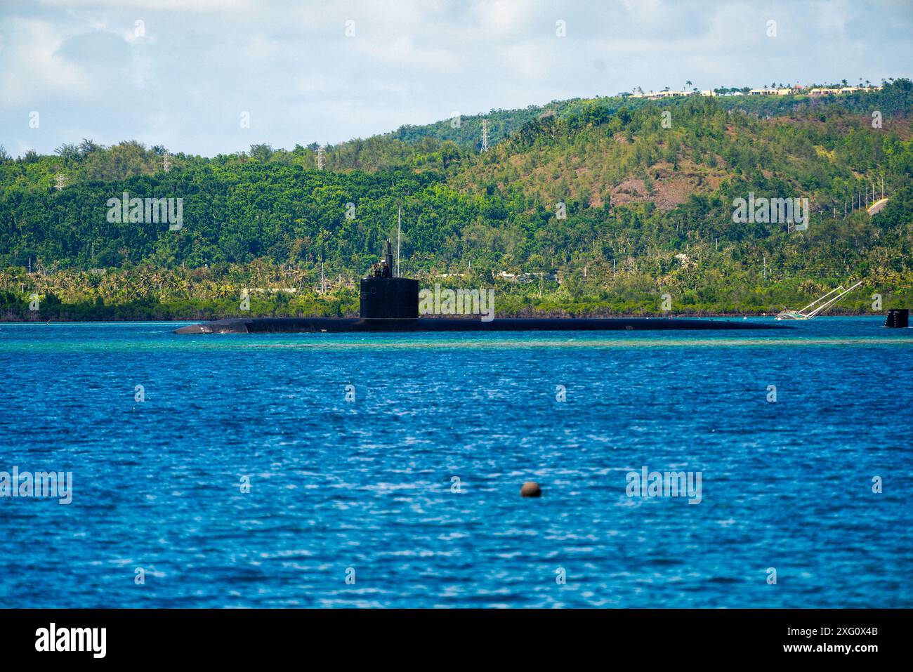 MARINEBASIS GUAM (20. Juni 2024) – das U-Boot der Los Angeles-Klasse USS Annapolis (SSN 760) durchquert APRA Harbor, Marinebasis Guam, 21. Juni 2024. Der Kommandant der U-Boot-Geschwader 15 am Polaris Point, Naval Base Guam, Annapolis ist eines von vier U-Booten der Los Angeles-Klasse, die im Pazifik stationiert sind. Das U-Boot der Los Angeles-Klasse ist bekannt für seine unvergleichliche Geschwindigkeit, Ausdauer, Tarnung und Mobilität und dient als Rückgrat der U-Boot-Truppen der Navy. Es gewährleistet die Bereitschaft und Agilität, die maritimen Interessen auf der ganzen Welt zu wahren. (U.S. Navy Foto von Lieutenant Stockfoto