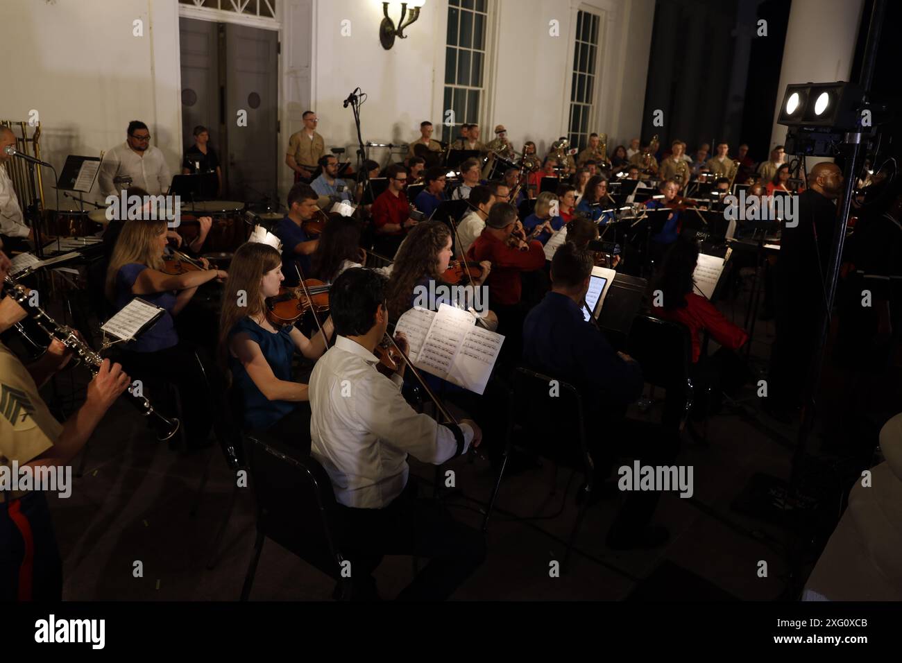 Die US-Marines mit der Quantico-Band treten während der Zeremonie am 4. Juli 2024 im Richmond State Capitol in Richmond, Virginia auf. Die Band trat zusammen mit dem Roanoke Symphony Orchestra & Chorus und dem New Fellowship Gospel Choir auf, um den 250. Des commonwealth of Virginia zu feiern. (Foto des U.S. Marine Corps von Sgt. Miranda C. DeKorte) Stockfoto