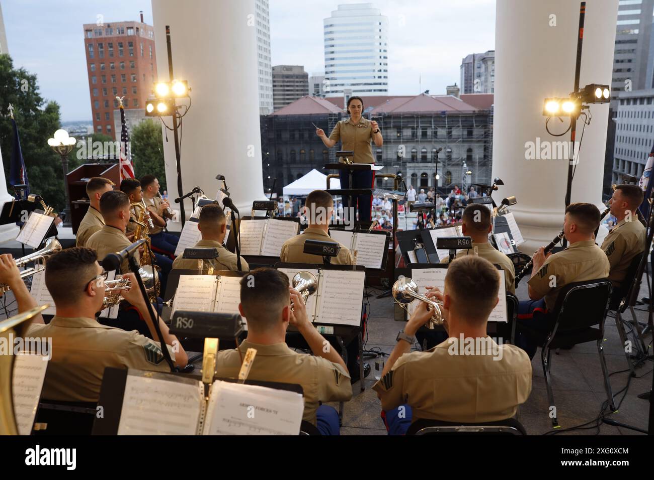 Die US-Marines mit der Quantico-Band treten während der Zeremonie am 4. Juli 2024 im Richmond State Capitol in Richmond, Virginia auf. Die Band trat zusammen mit dem Roanoke Symphony Orchestra & Chorus und dem New Fellowship Gospel Choir auf, um den 250. Des commonwealth of Virginia zu feiern. (Foto des U.S. Marine Corps von Sgt. Miranda C. DeKorte) Stockfoto