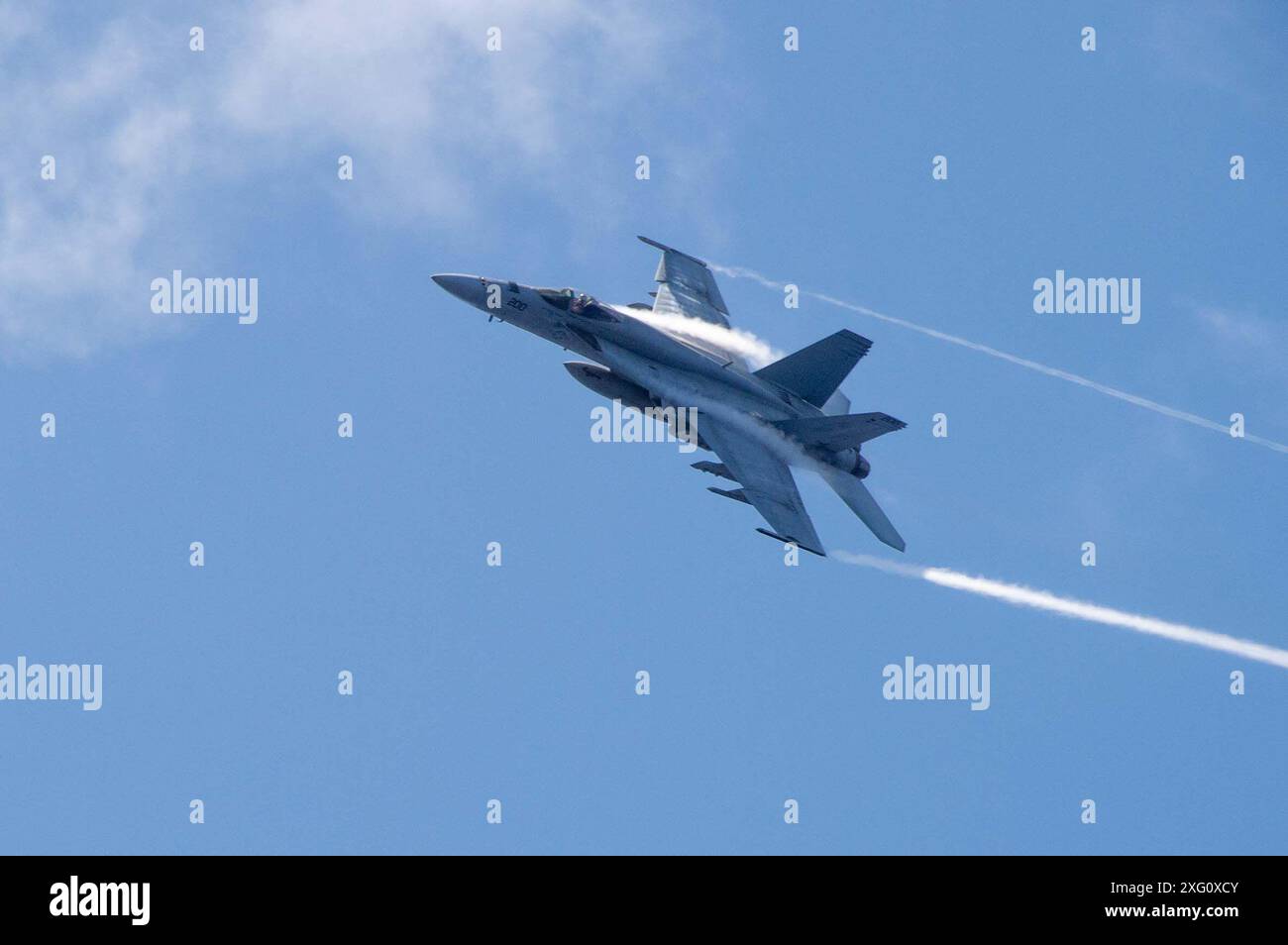 240703-N-VY281-1066 PAZIFISCHER OZEAN (3. Juli 2024) eine F/A-18E Super Hornet, die der Royal Maces of Strike Fighter Squadron (VFA) 27 angehört, fliegt in der Nähe des einzigen vorwärtsgerichteten Flugzeugträgers der US Navy, USS Ronald Reagan (CVN 76), während des Luftkampftrainings im Pazifik am 3. Juli. Die Royal Maces führen Luftangriffe und Eskortenmissionen durch, sowie Schiffe, Kampfgruppen und Geheimdienste. Ronald Reagan, das Flaggschiff der Carrier Strike Group 5, stellt eine kampfbereite Truppe zur Verfügung, die die Vereinigten Staaten schützt und verteidigt und Verbündete unterstützt Stockfoto 240703-N-VY281-1066 PAZIFISCHER OZEAN (3. Juli 2024) eine F/A-18E Super Hornet, die der Royal Maces of Strike Fighter Squadron (VFA) 27 angehört, fliegt in der Nähe des einzigen vorwärtsgerichteten Flugzeugträgers der US Navy, USS Ronald Reagan (CVN 76), während des Luftkampftrainings im Pazifik am 3. Juli. Die Royal Maces führen Luftangriffe und Eskortenmissionen durch, sowie Schiffe, Kampfgruppen und Geheimdienste. Ronald Reagan, das Flaggschiff der Carrier Strike Group 5, stellt eine kampfbereite Truppe zur Verfügung, die die Vereinigten Staaten schützt und verteidigt und Verbündete unterstützt Stockfoto