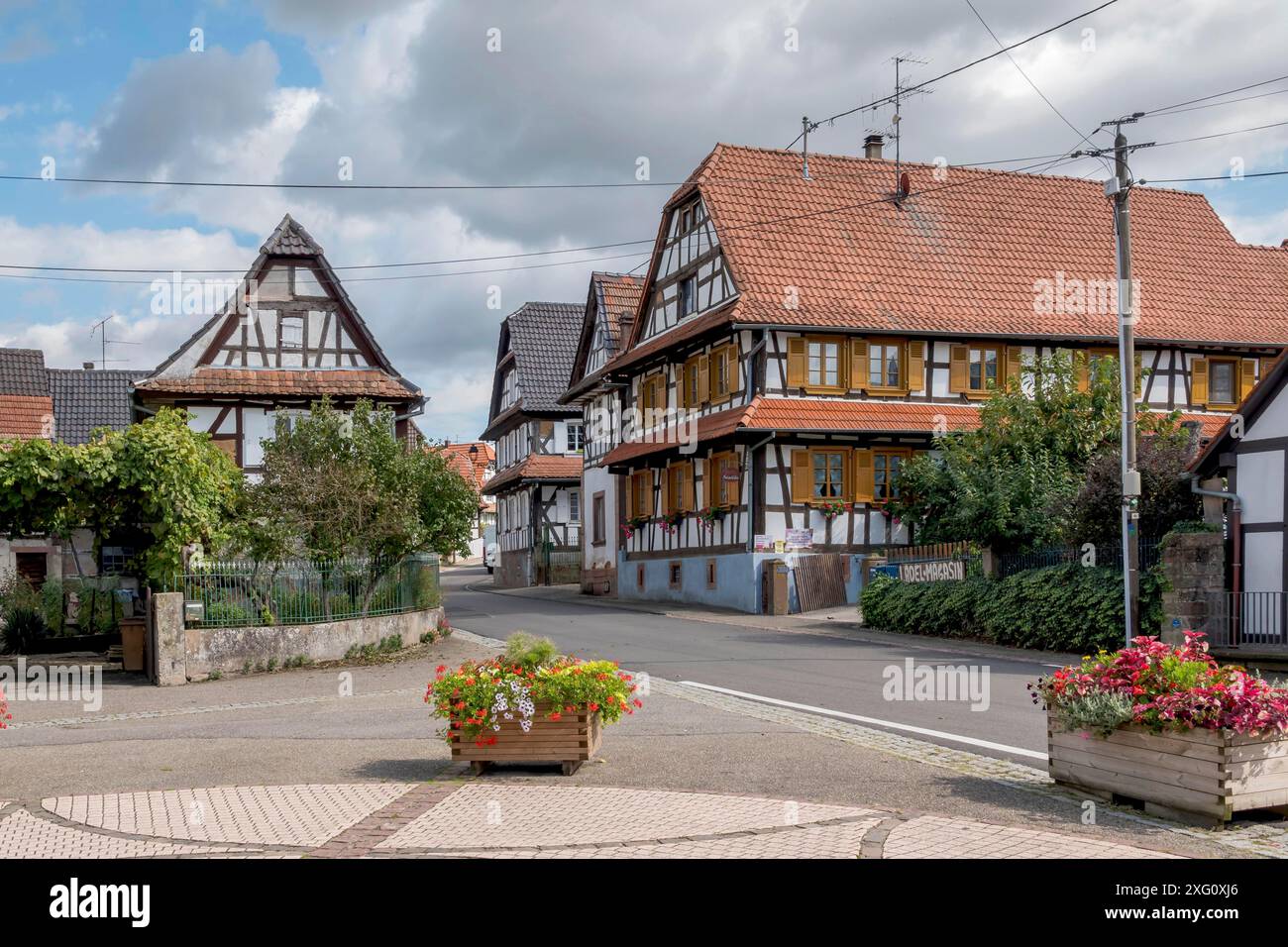 Hauptstraße mit Fachwerkhäusern, Hunspach, Elsass, Unterrhein, Grand Est, Frankreich Stockfoto