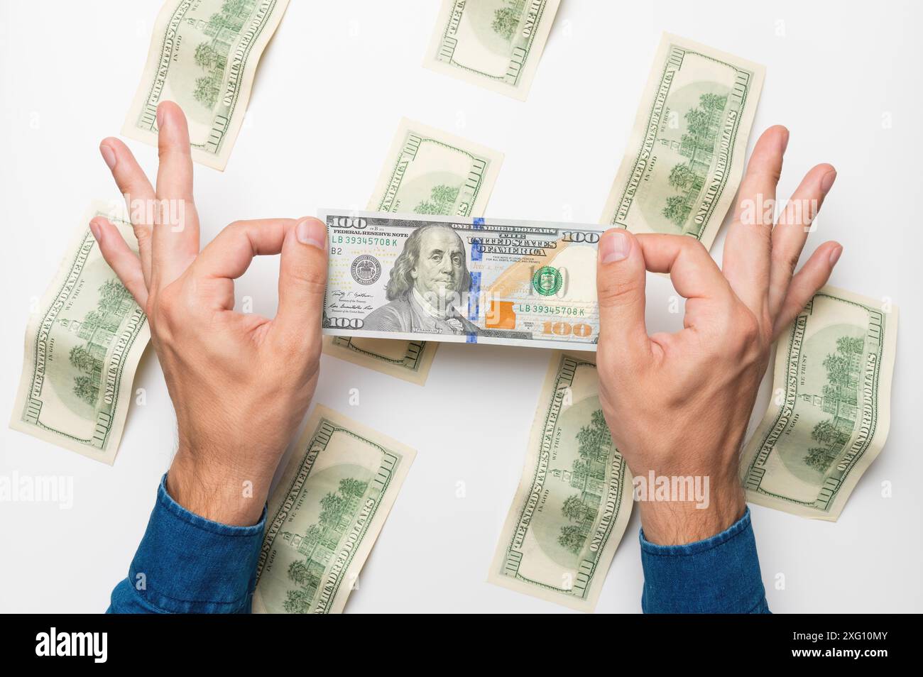 Männer Hände halten einen Haufen gefaltetes Geld, Dollarscheine, zahlen Schulden zurück. studio-Aufnahme, weißer Hintergrund Stockfoto