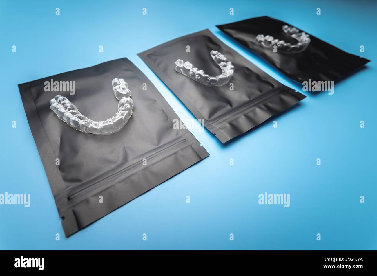 Korrektureinrichtungen für die Schönheit der Zähne liegen auf einem schwarzen Paket. Spezielle Aufbewahrungsbeutel. Zahnheilkunde und Gesundheitswesen Stockfoto