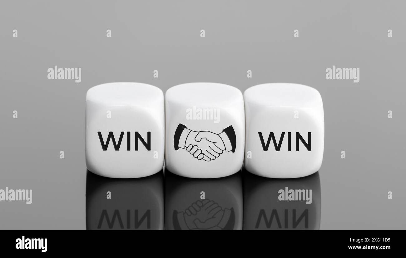 Win Win-Win-Konzept. Geschäftsabschluss. Wort- und Handshake-Symbol auf Würfelblöcken. Speicherplatz kopieren Stockfoto