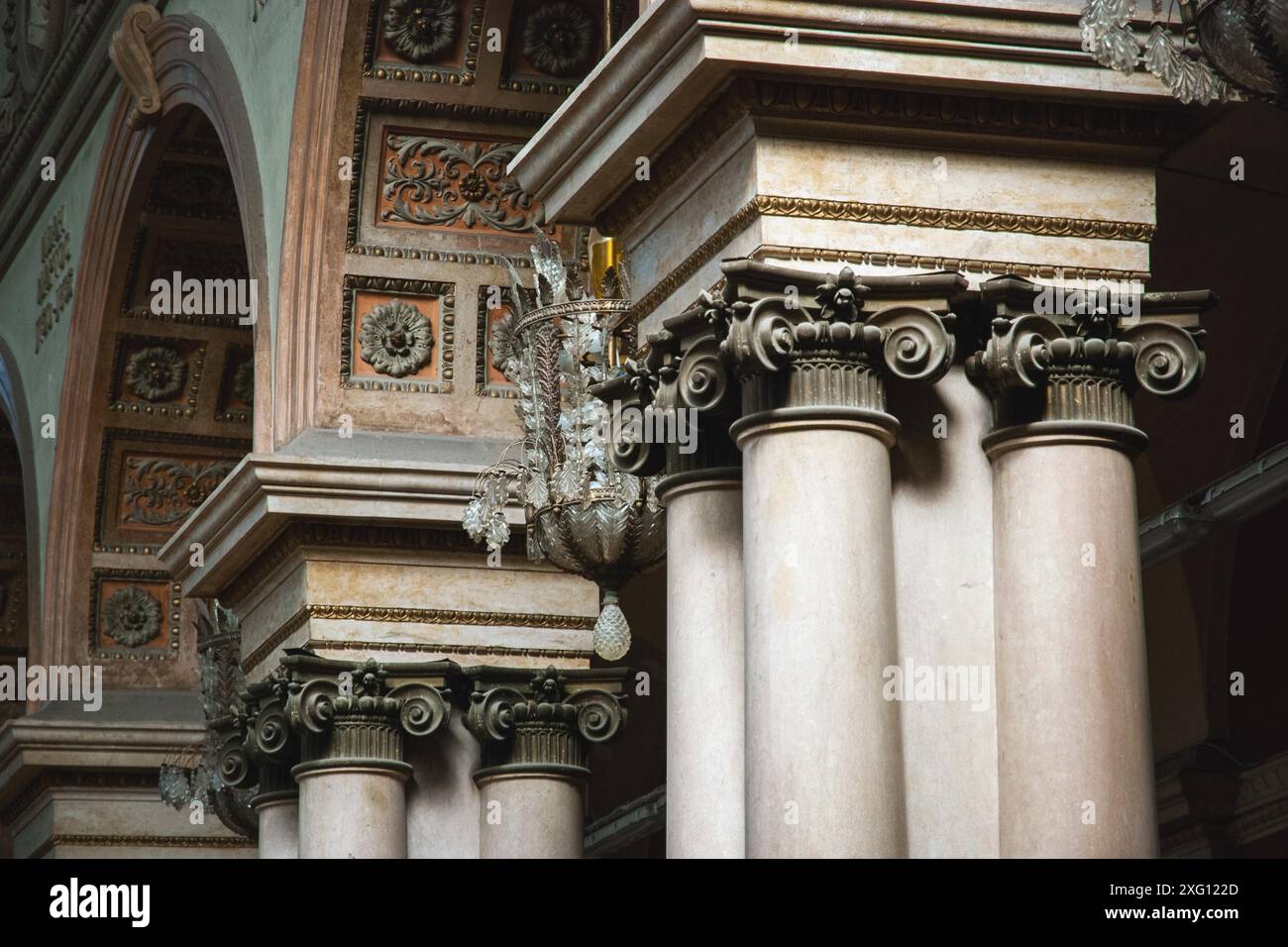 Klassische Marmorsäulen, Torbogen, architektonische Dekoration im Museum der schönen Künste Stockfoto