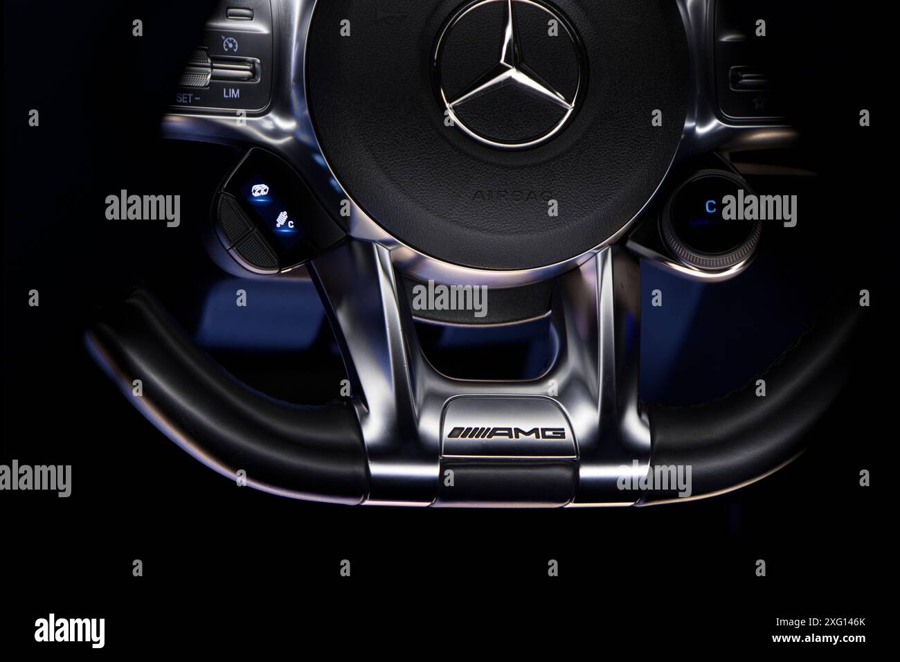 Mercedes-Benz CLA AMG 45 S 4-Matic 8G-DCT, 241 km, Break Shoot, Jahr 2020 Lenkrad mit Displays und Fahrzeugbetriebsmodi. Sportlenkrad Stockfoto