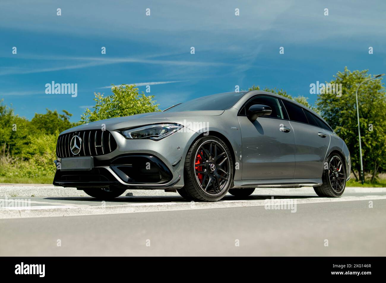 Sport Mercedes-Benz, CLA AMG 45 S 4-Matic 8G-DCT, 241KM, Breaking Shoot, Baujahr: 2020 linkes Halbprofil von unten. Dynamisch Stockfoto