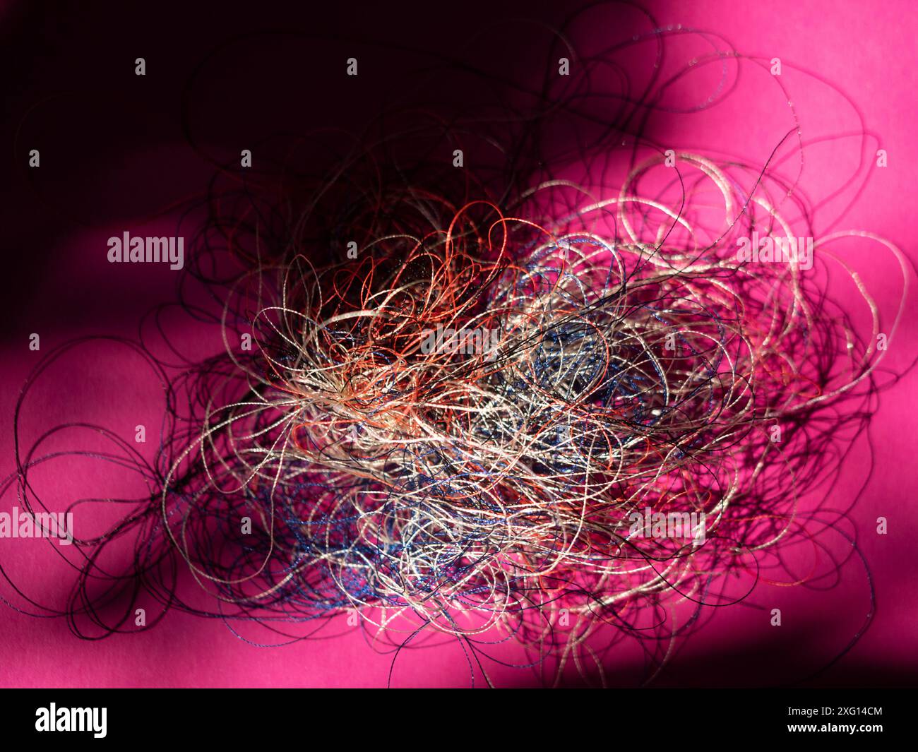 Chaotisch verwickelte Gewinde. Stickgarne werden zufällig gewebt. Riesiger Knoten. Extrem-Makro. Wunderschöne Geschichte für die Einführung. Titel. Abstrakter Screensav Stockfoto