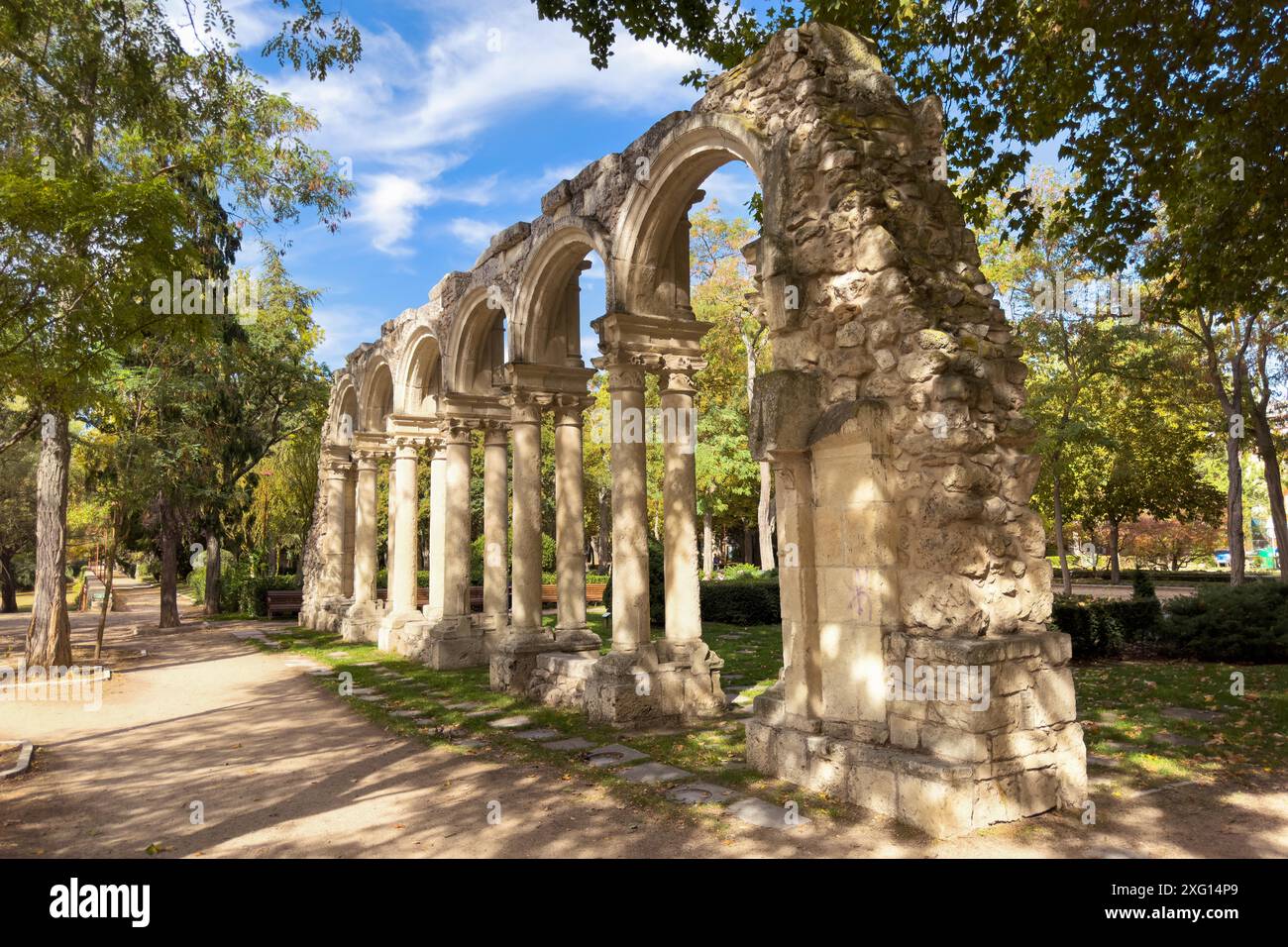 Bögen von Castilfale auf dem Inselpark in Burgos. Romantischer Garten in Burgos, Kastilien und Leon, Spanien. Hochwertige Fotografie Stockfoto