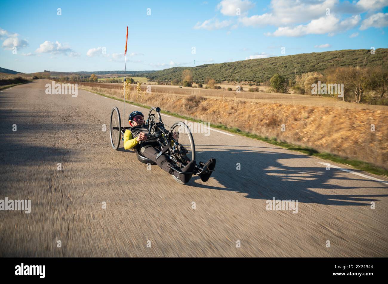 Athlet mit Behindertentraining mit seinem Handbike auf einer Strecke. Hochwertige Fotografie Stockfoto