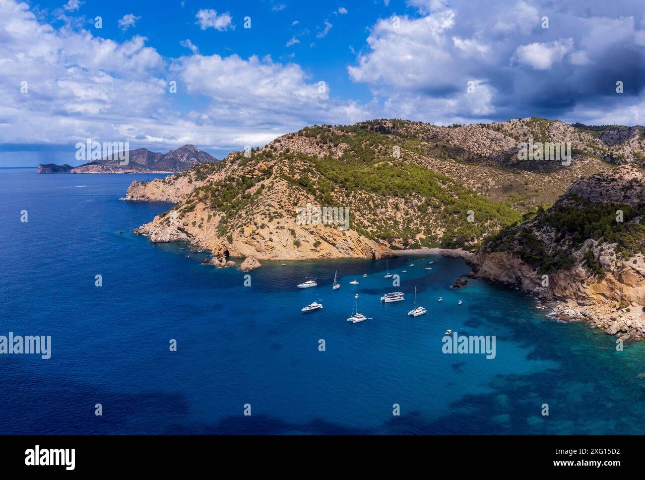 Freizeitboote vor Anker, Cala Egos, Küste von Andratx, Mallorca, Balearen, Spanien Stockfoto