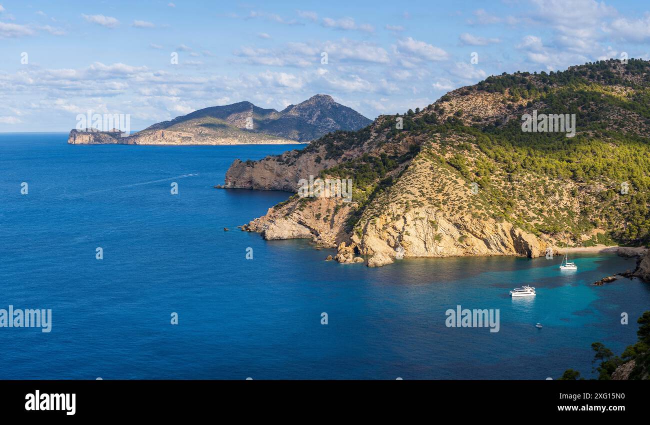 Freizeitboote vor Anker, Cala Egos, Küste von Andratx, Mallorca, Balearen, Spanien Stockfoto