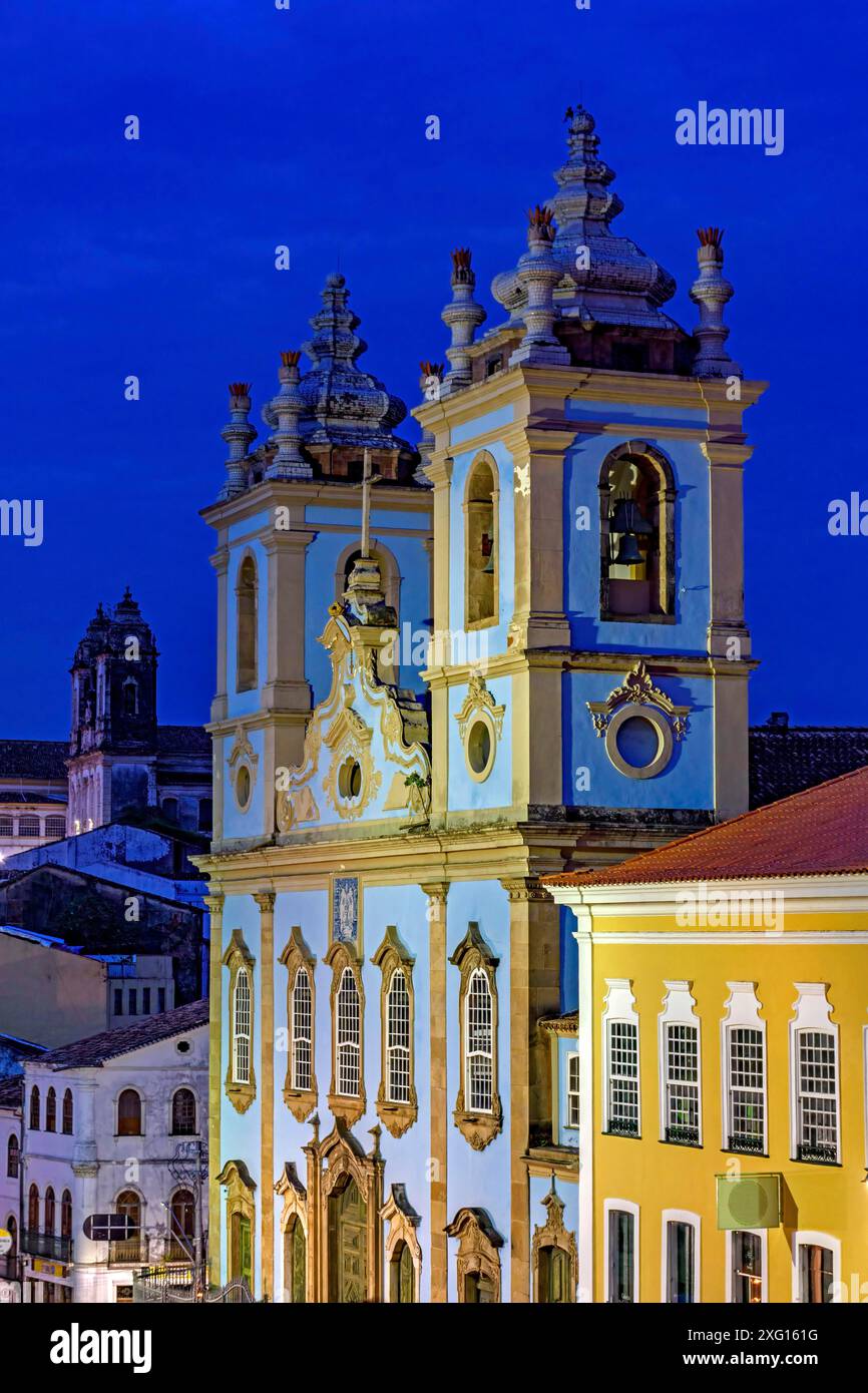 Das Viertel Pelourinho in Salvador ist bei Nacht mit seinen beleuchteten historischen Häusern und Kirchen zu sehen Stockfoto