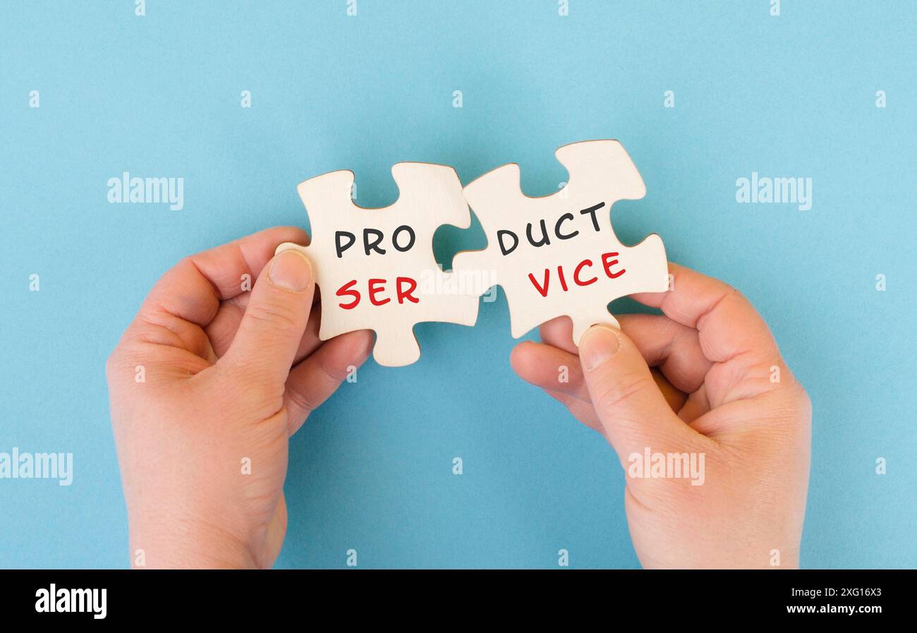 Die Worte Produktservice stehen auf zwei Puzzleteilen: Kundenzufriedenheit und Support, Geschäftsstrategie Stockfoto
