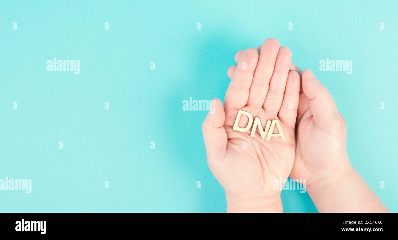 Das Wort DNA in den Händen halten, Gentherapie und Behandlung, Biotechnologie in der modernen Medizin, Gesundheitswesen Stockfoto