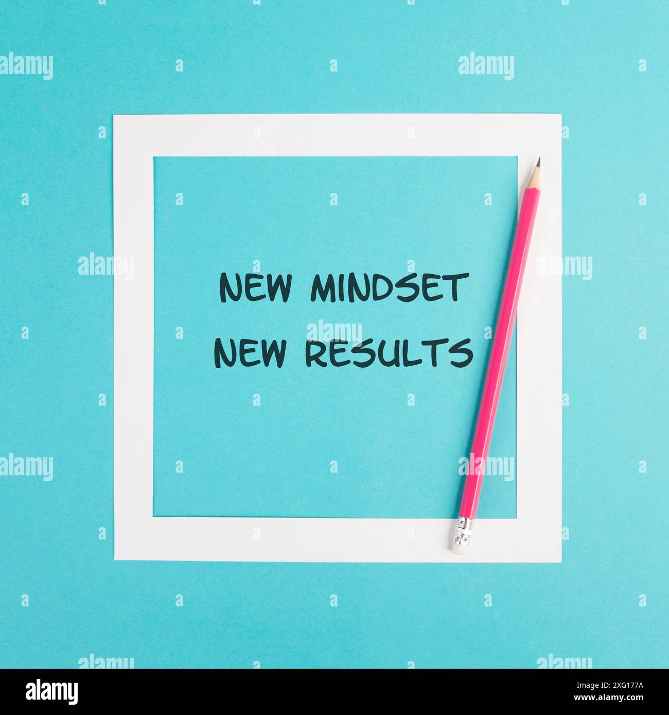 Neue Denkweise Neue Ergebnisse stehen auf dem Papier, Coaching-Strategie, optimistisches und positives Denken, erfolgreicher Lebensstil Stockfoto