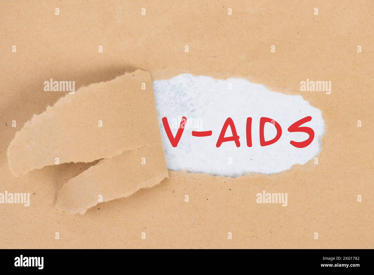 Die Worte V-aids stehen in deutscher Sprache auf zerrissenem Papier, Impfschäden, neue Autoimmunerkrankung durch Covid-19-Spritze, Immunsystem Stockfoto