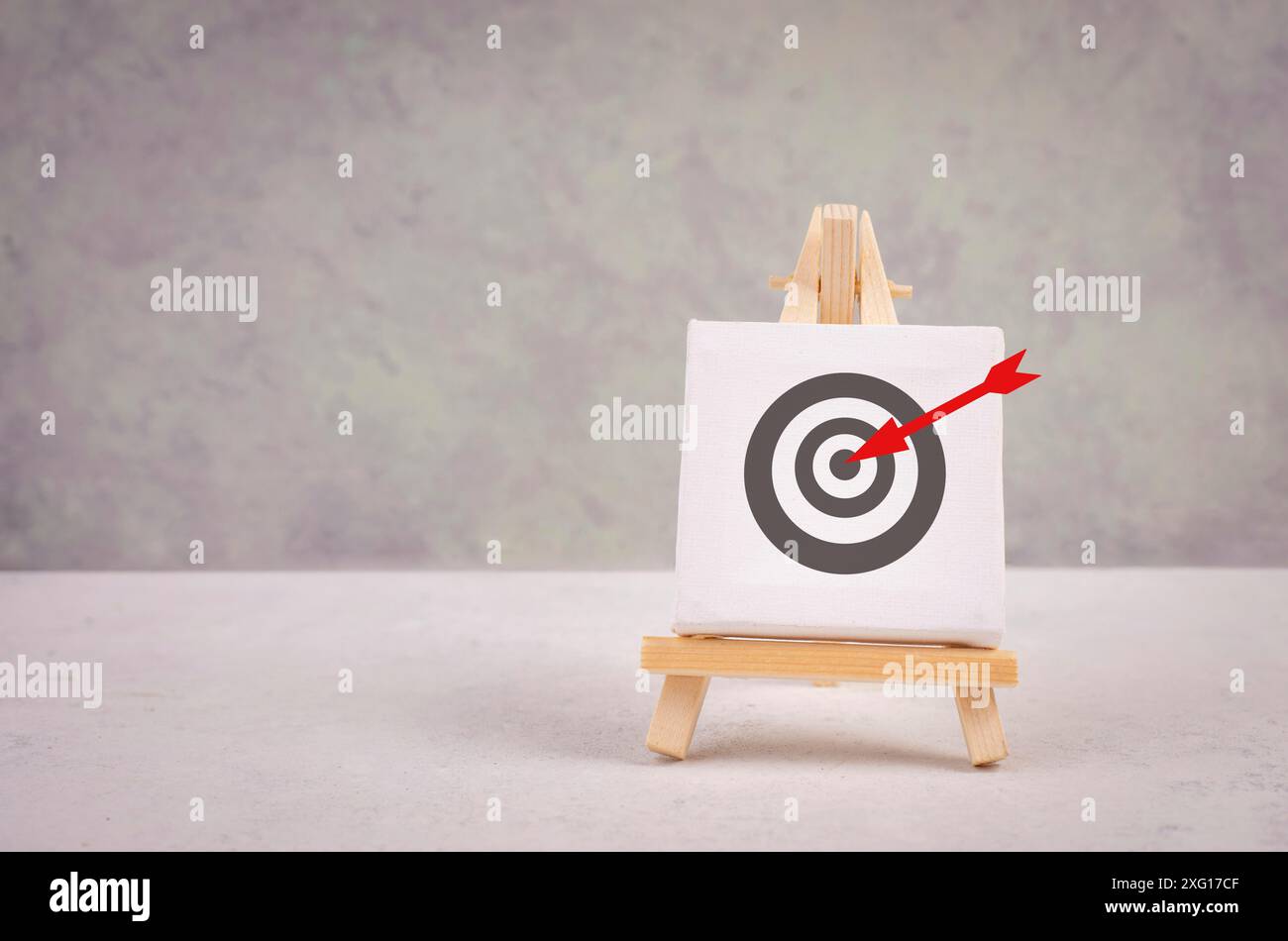 Staffelei mit einem Ziel, roter Pfeil zielt auf das Zentrum, Geschäftsstrategie für den Erfolg Stockfoto