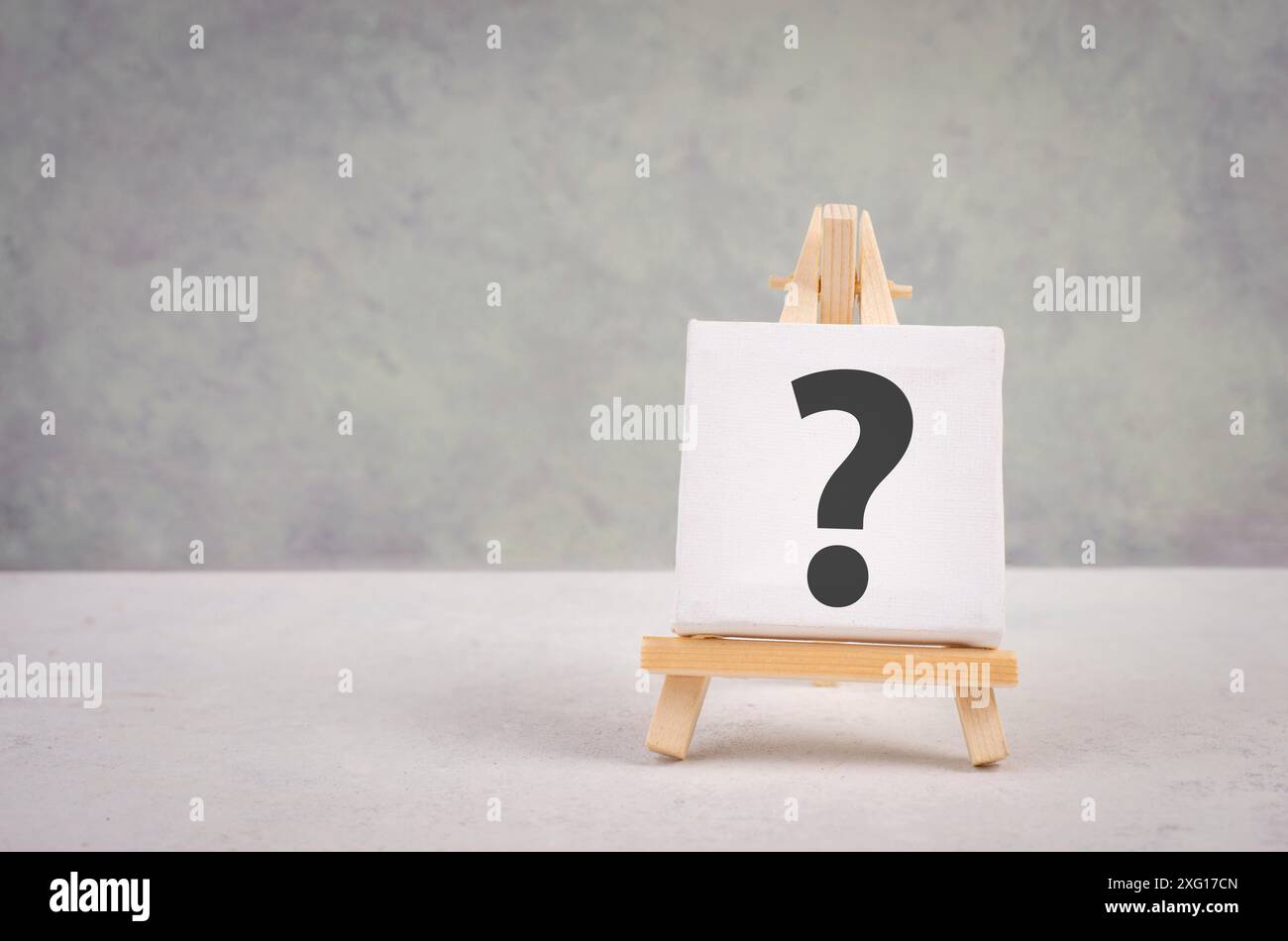 Fragezeichen auf einer Staffelei, Bildung und Geschäftskonzept, Suche nach Antworten, Gedanken zur Lösung eines Problems, Zweifel haben Stockfoto