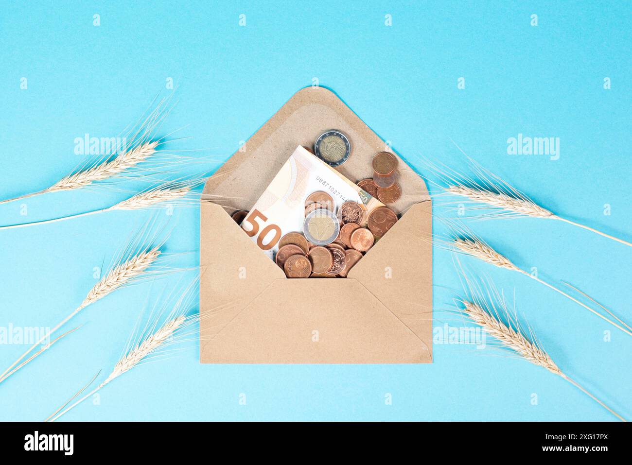 Umschlag mit Weizen- und Euro-Banknoten, Lebensmittelknappheit und steigenden Preisen, Armut durch Inflation Stockfoto