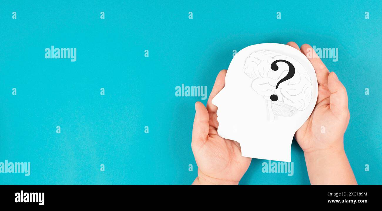 Kopf mit einem Gehirn und Fragezeichen, Bildung und Geschäftskonzept, auf der Suche nach Antworten, Gedanken zur Lösung eines Problems, hat der Mensch Zweifel Stockfoto
