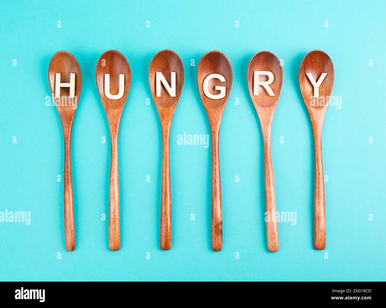 Hunger steht auf den Holzlöffeln, Lebensmittelknappheit und Hungertod wegen des Krieges und der Inflation, der politischen Frage Stockfoto Hunger steht auf den Holzlöffeln, Lebensmittelknappheit und Hungertod wegen des Krieges und der Inflation, der politischen Frage Stockfoto