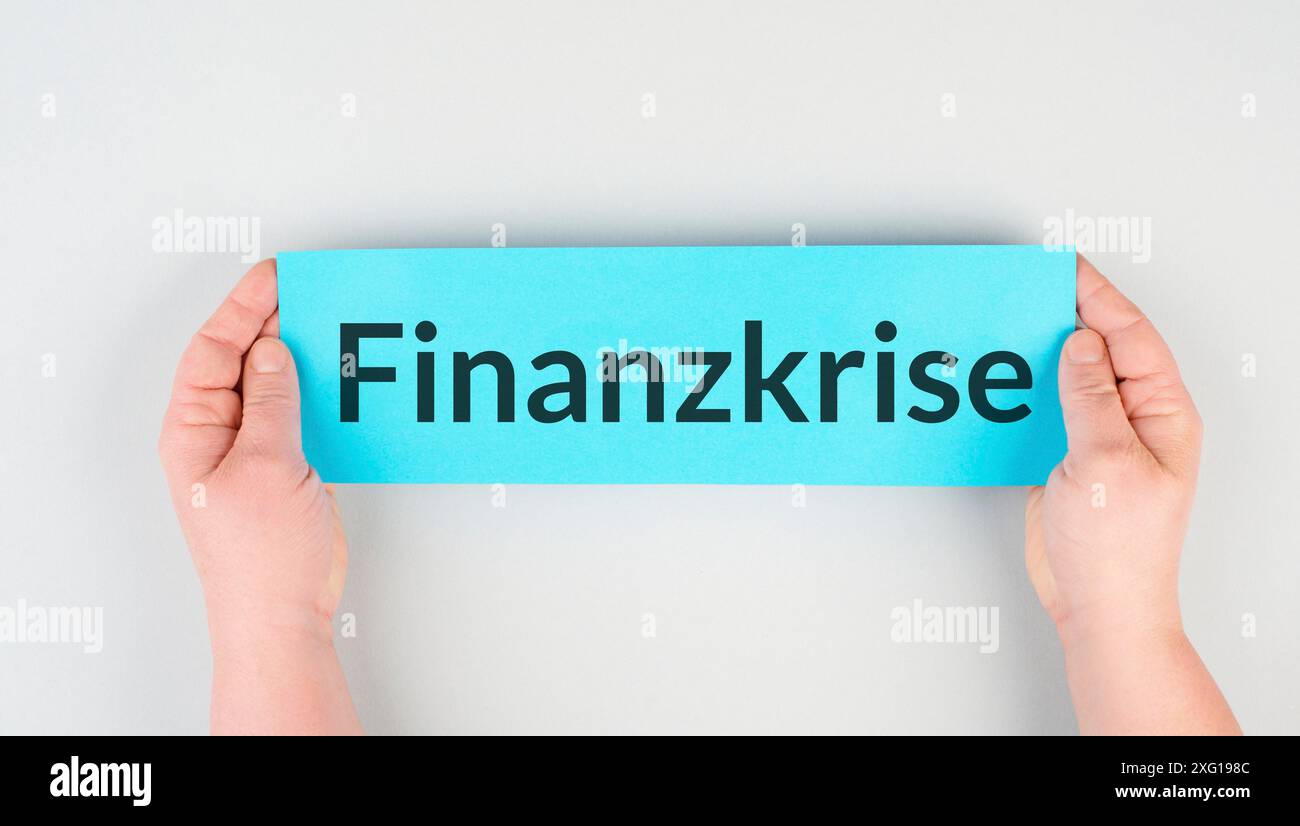 Die Finanzkrise steht in deutscher Sprache auf dem Papier, wirtschaftliche Rezession, Inflation und Börsenkrach und politische Frage Stockfoto