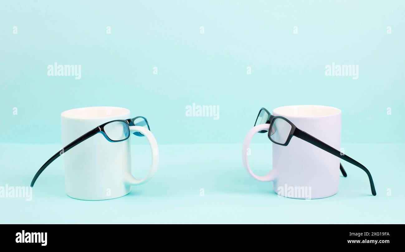 Tasse oder Tasse Kaffee mit Brille, lustiges Gesicht, heißes Getränk zum Frühstück, Vatertag Stockfoto